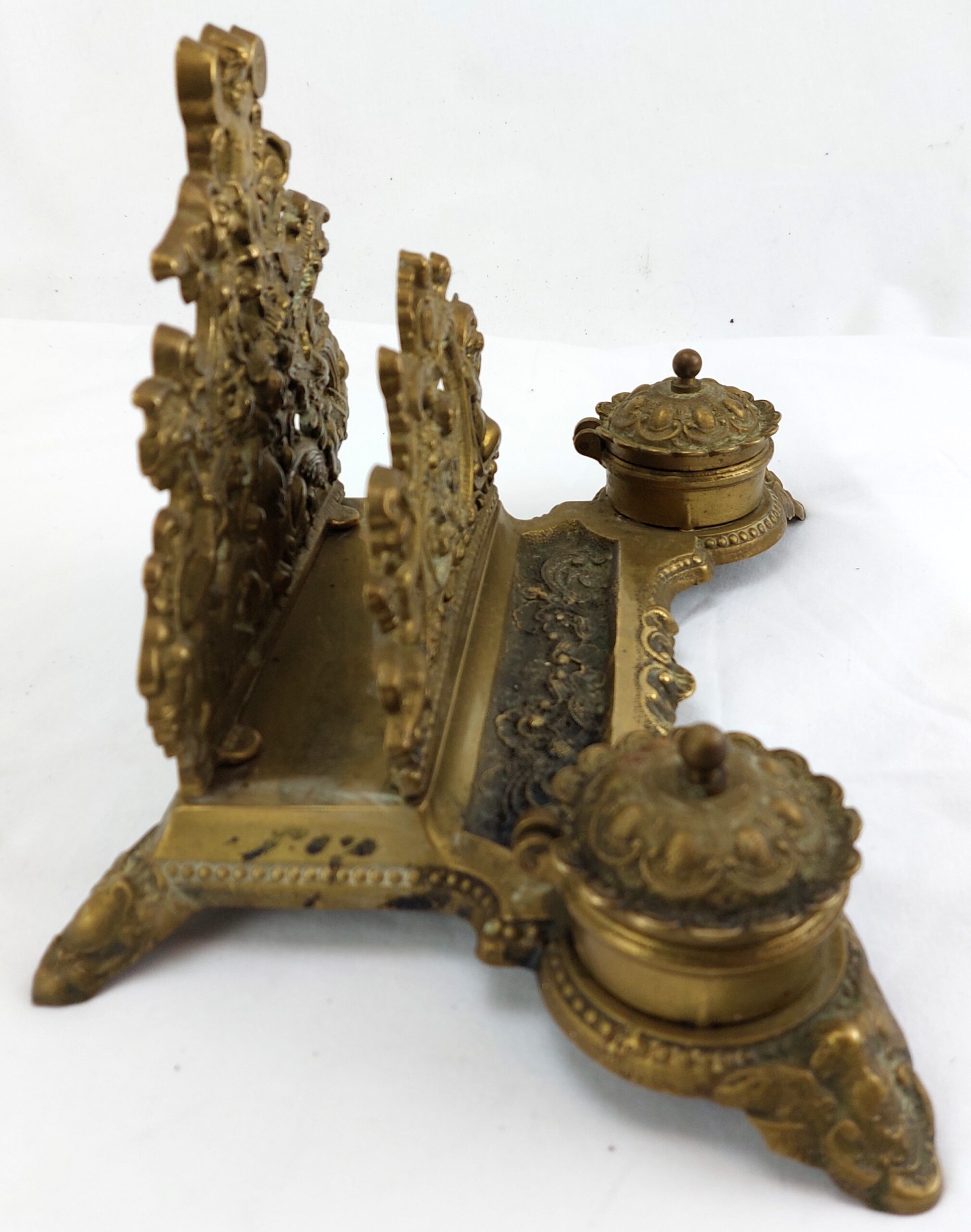 French Baroque, c1900, Repoussé Gilt Brass, Double Ink Well and Letter Holder, decorated with Cherubs - Image 8