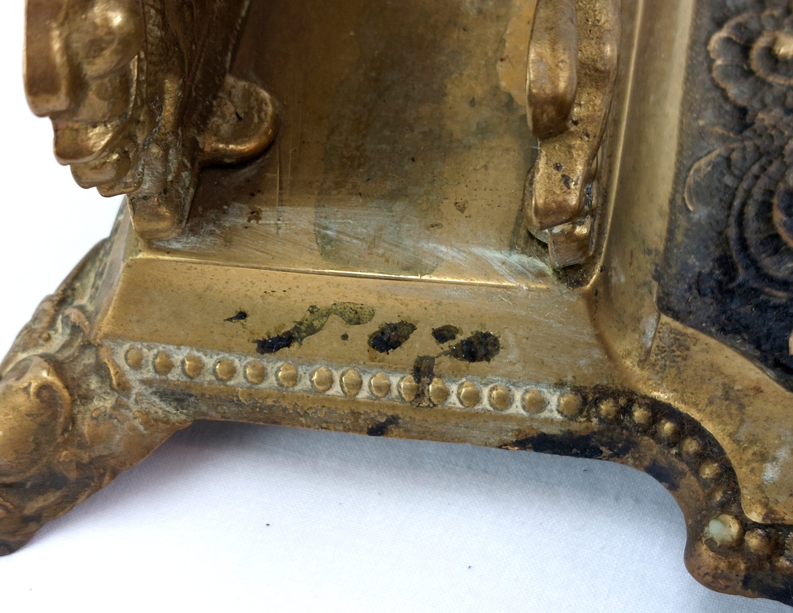 French Baroque, c1900, Repoussé Gilt Brass, Double Ink Well and Letter Holder, decorated with Cherubs - Image 9