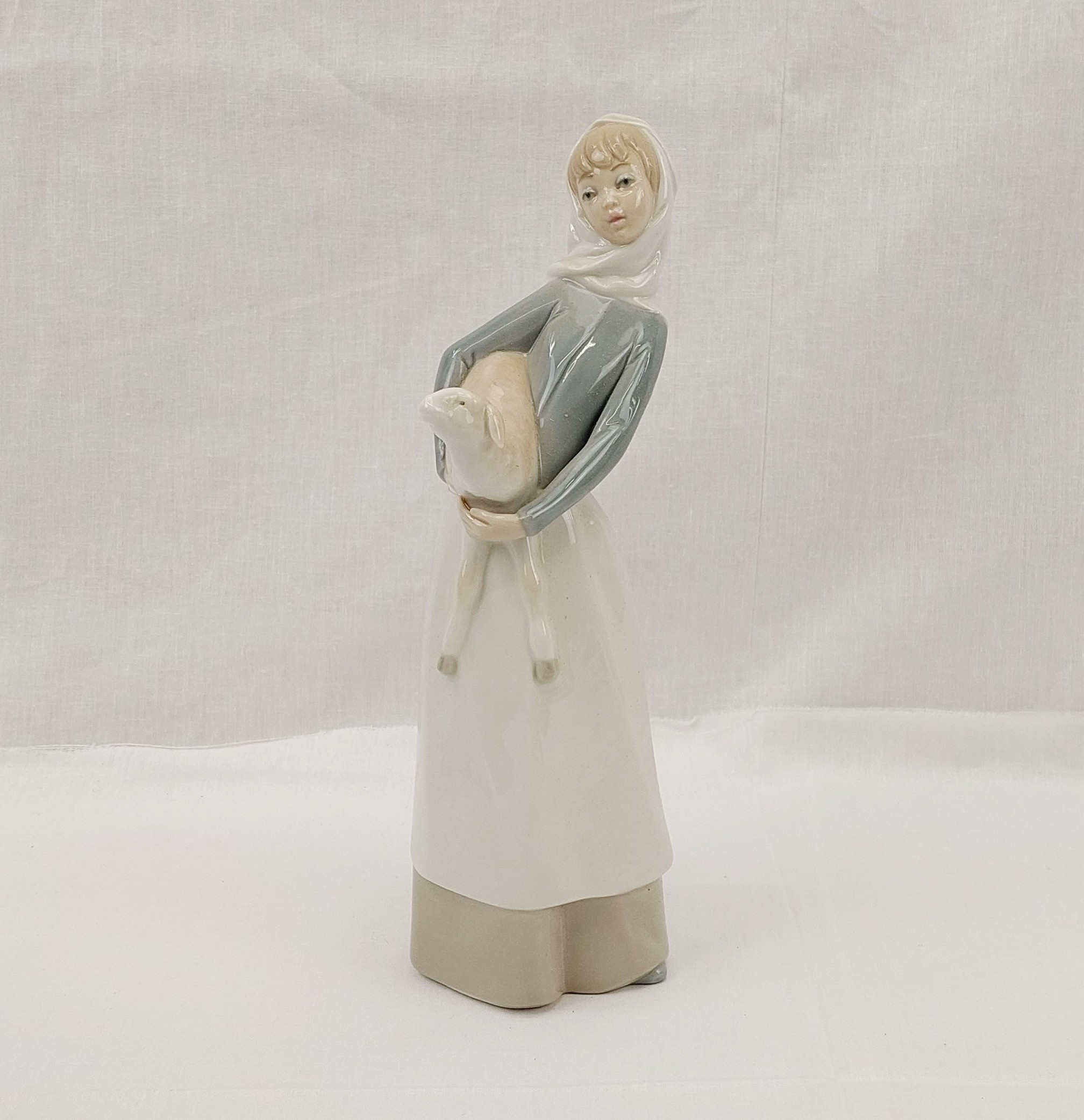 Boxed Lladro Figurine No. 4584 - Girl With Lamb - Image 2