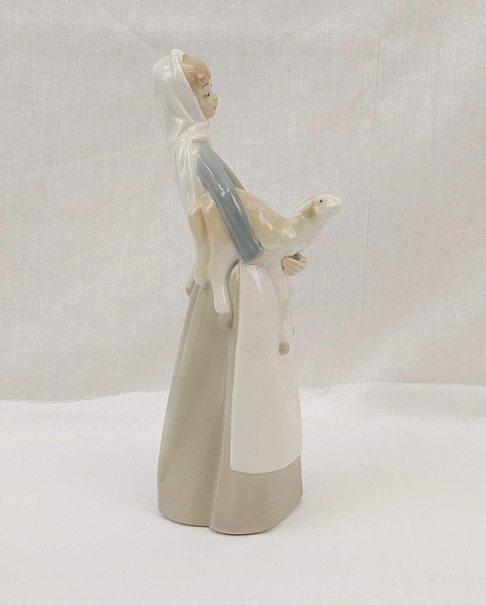 Boxed Lladro Figurine No. 4584 - Girl With Lamb - Image 4