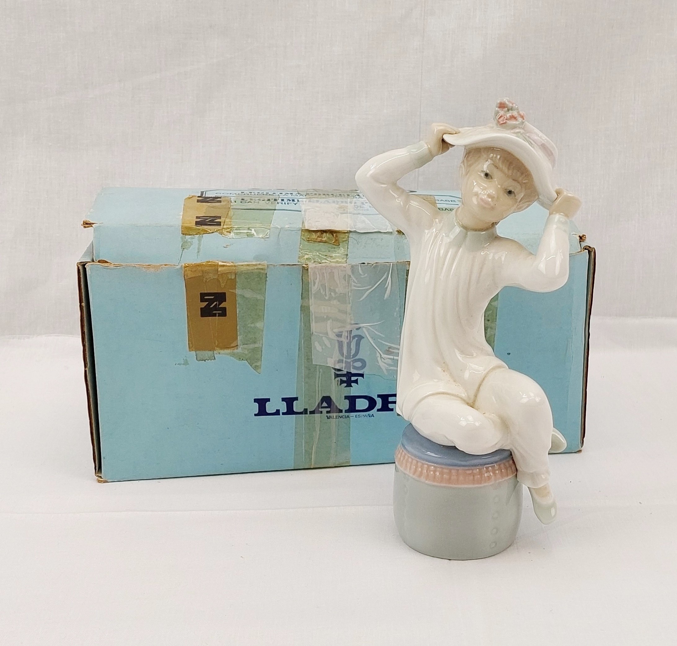 Boxed Lladro Figurine No. 1147 – Seated Girl With Hat