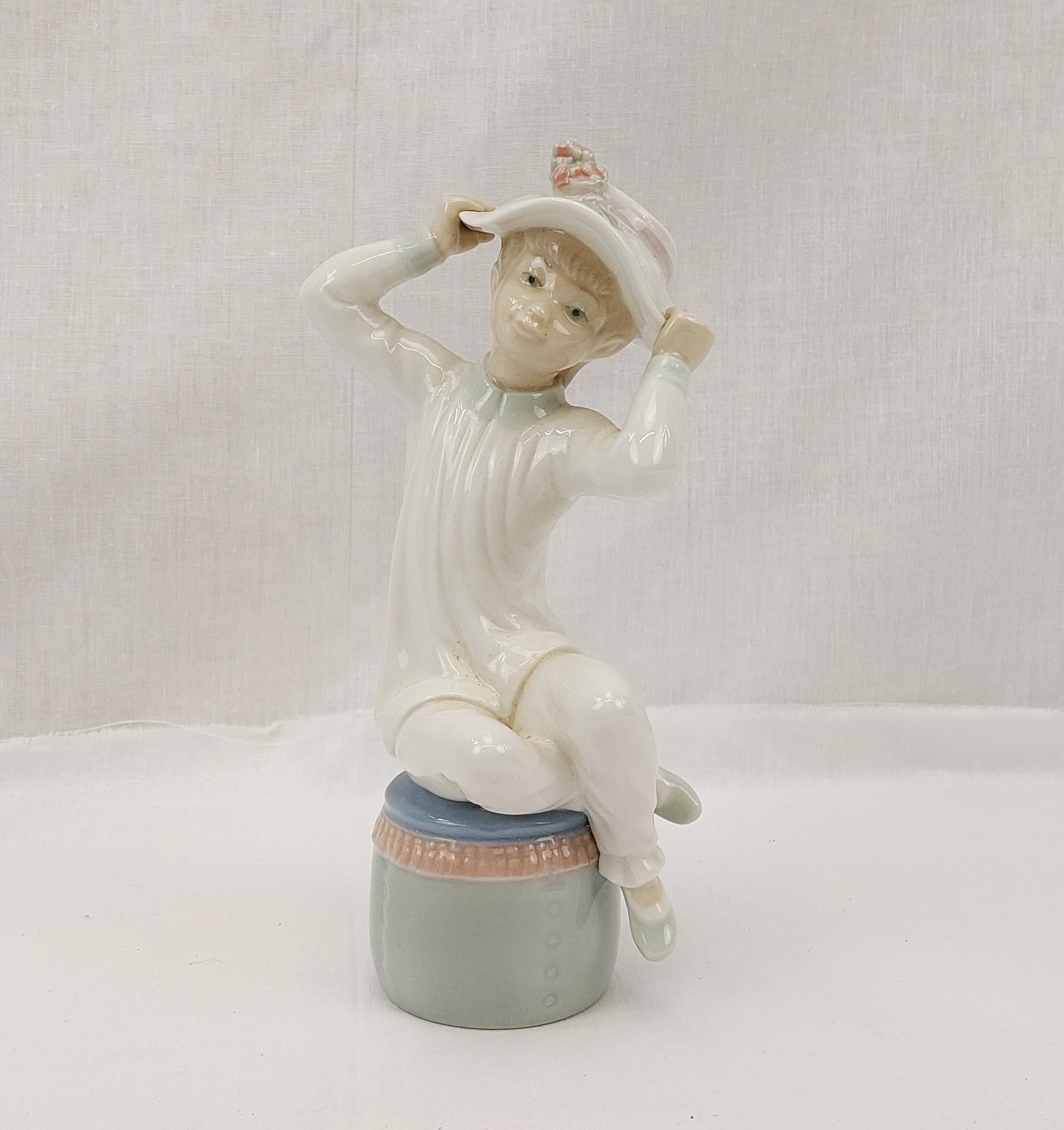 Boxed Lladro Figurine No. 1147 – Seated Girl With Hat - Image 2