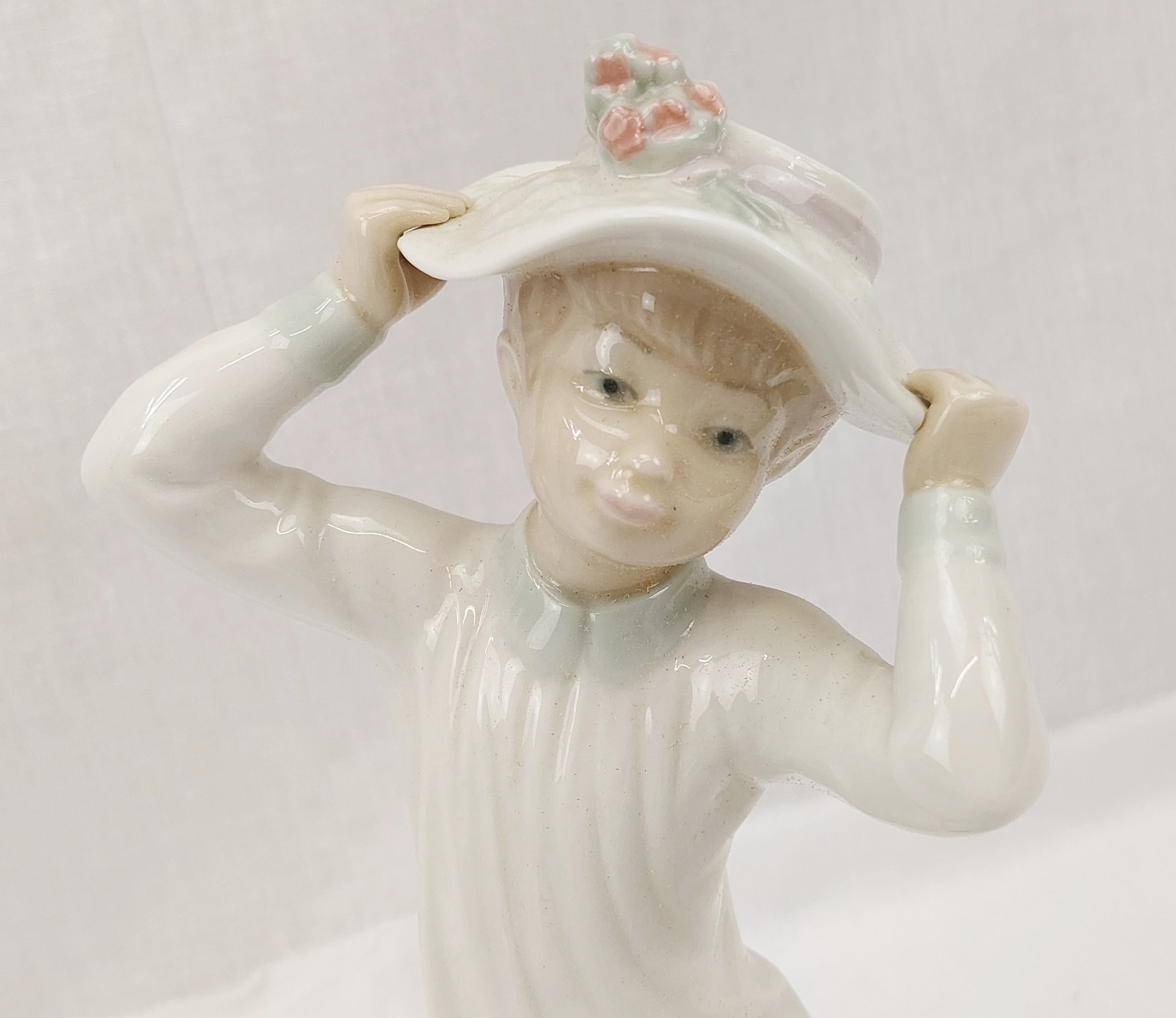 Boxed Lladro Figurine No. 1147 – Seated Girl With Hat - Image 3