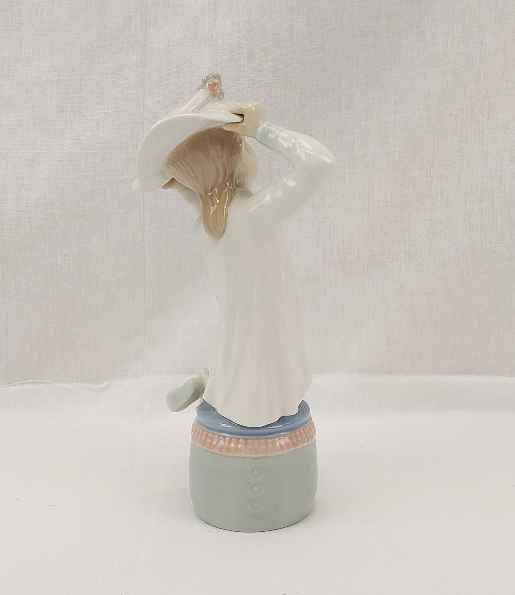 Boxed Lladro Figurine No. 1147 – Seated Girl With Hat - Image 5