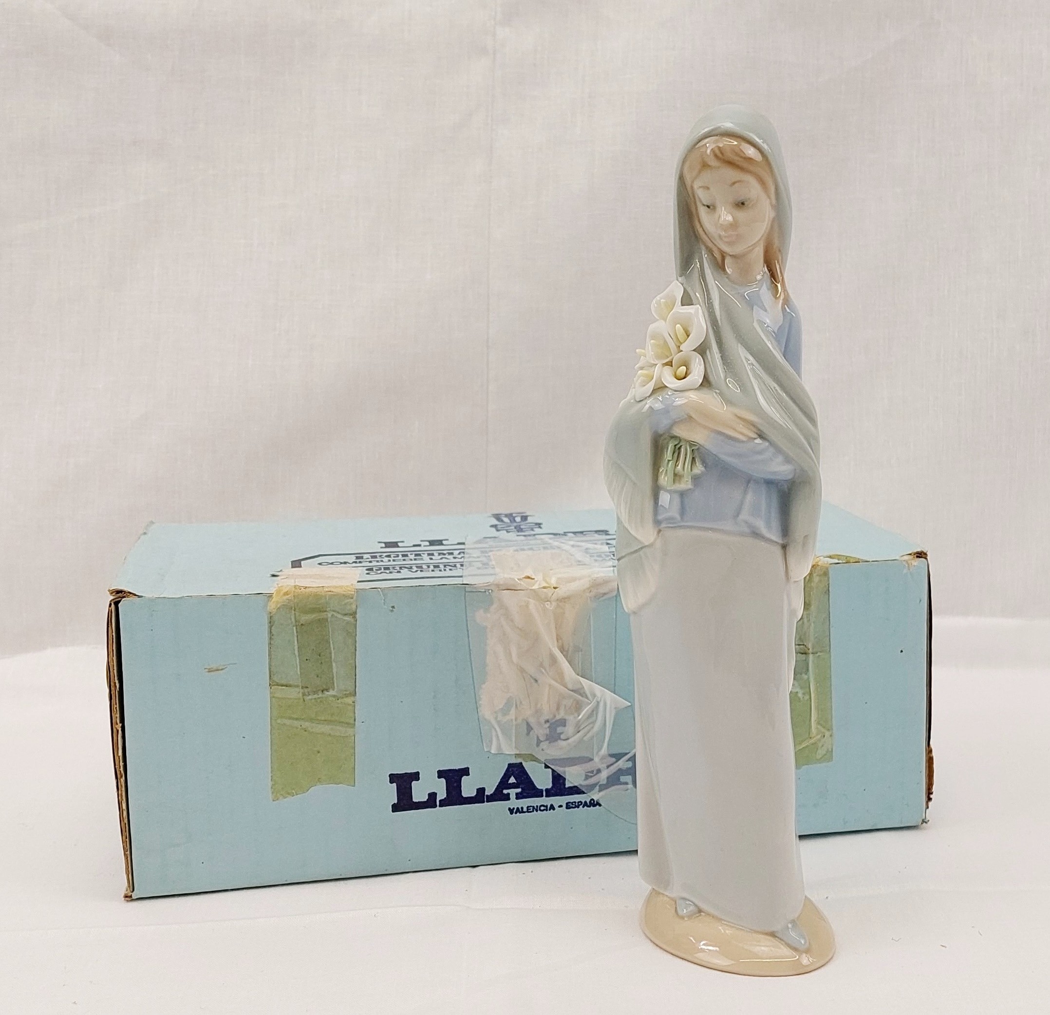 Boxed Lladro Figurine No. 4650 - Girl With Calla Lillies