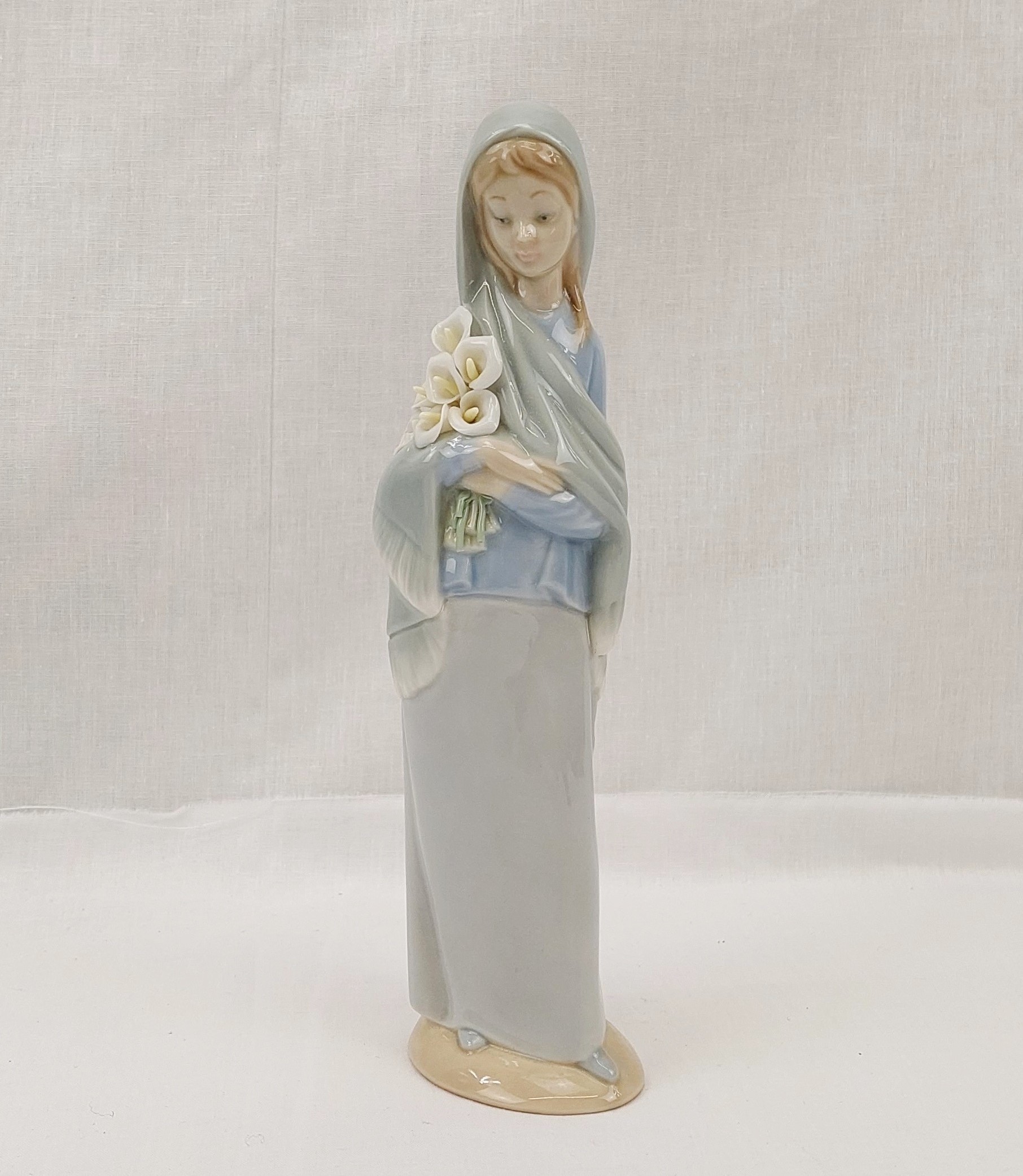 Boxed Lladro Figurine No. 4650 - Girl With Calla Lillies - Image 2
