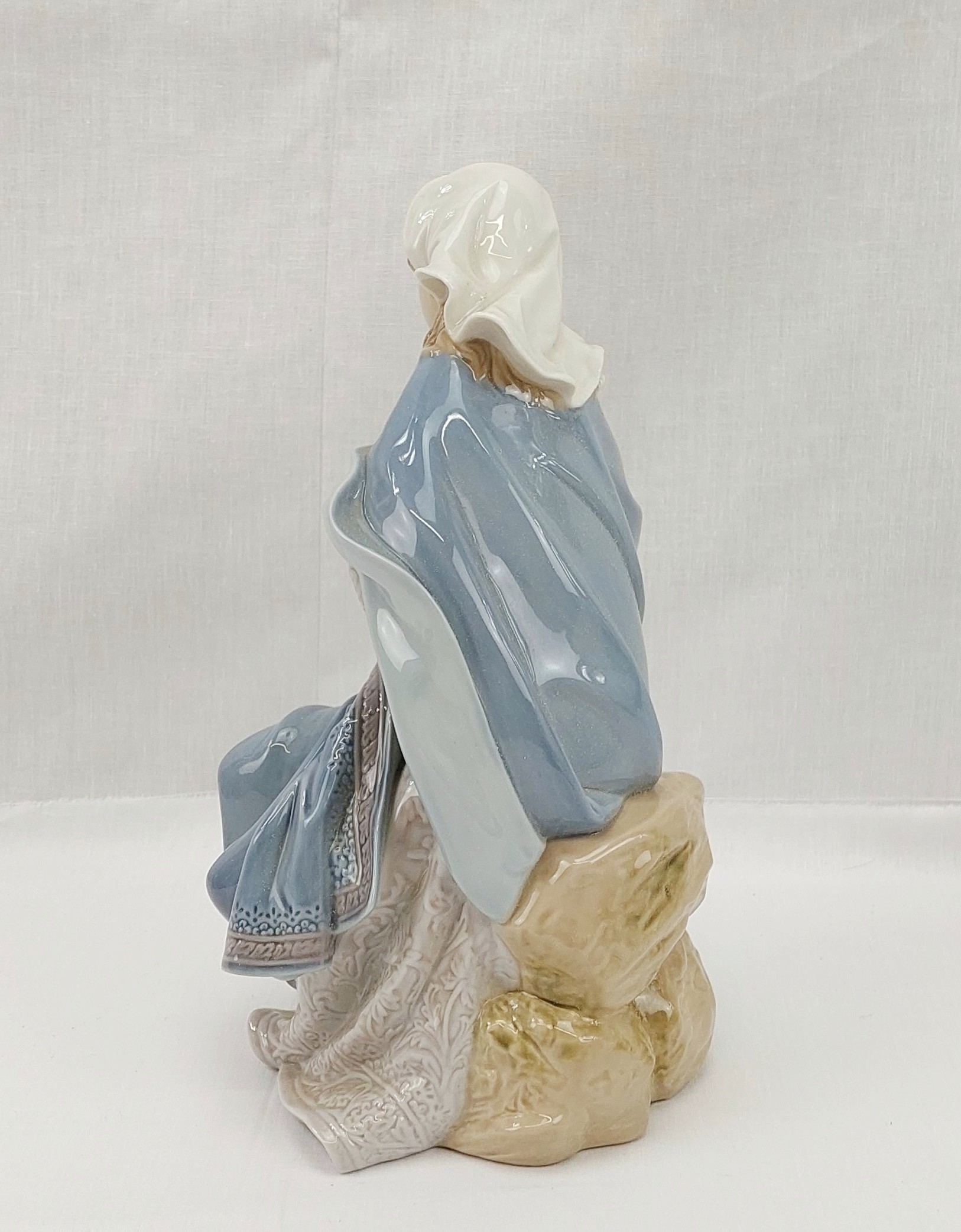 Lladro Figurine No. 1387 – Virgin Mary - Image 5