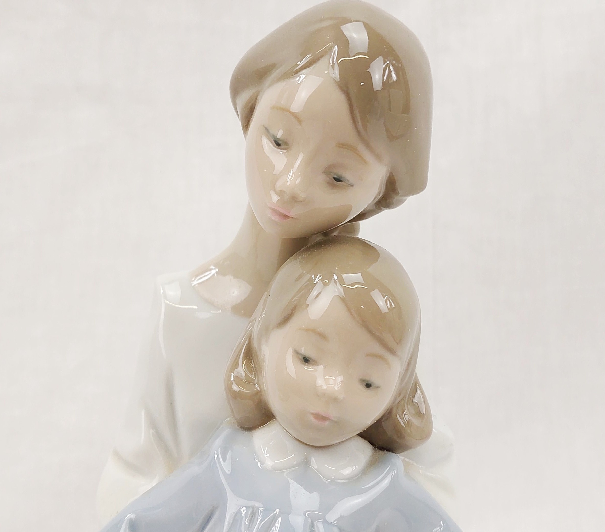Boxed Nao by Lladro Figurine No. 1429 – A Moment With Mummy - Image 3
