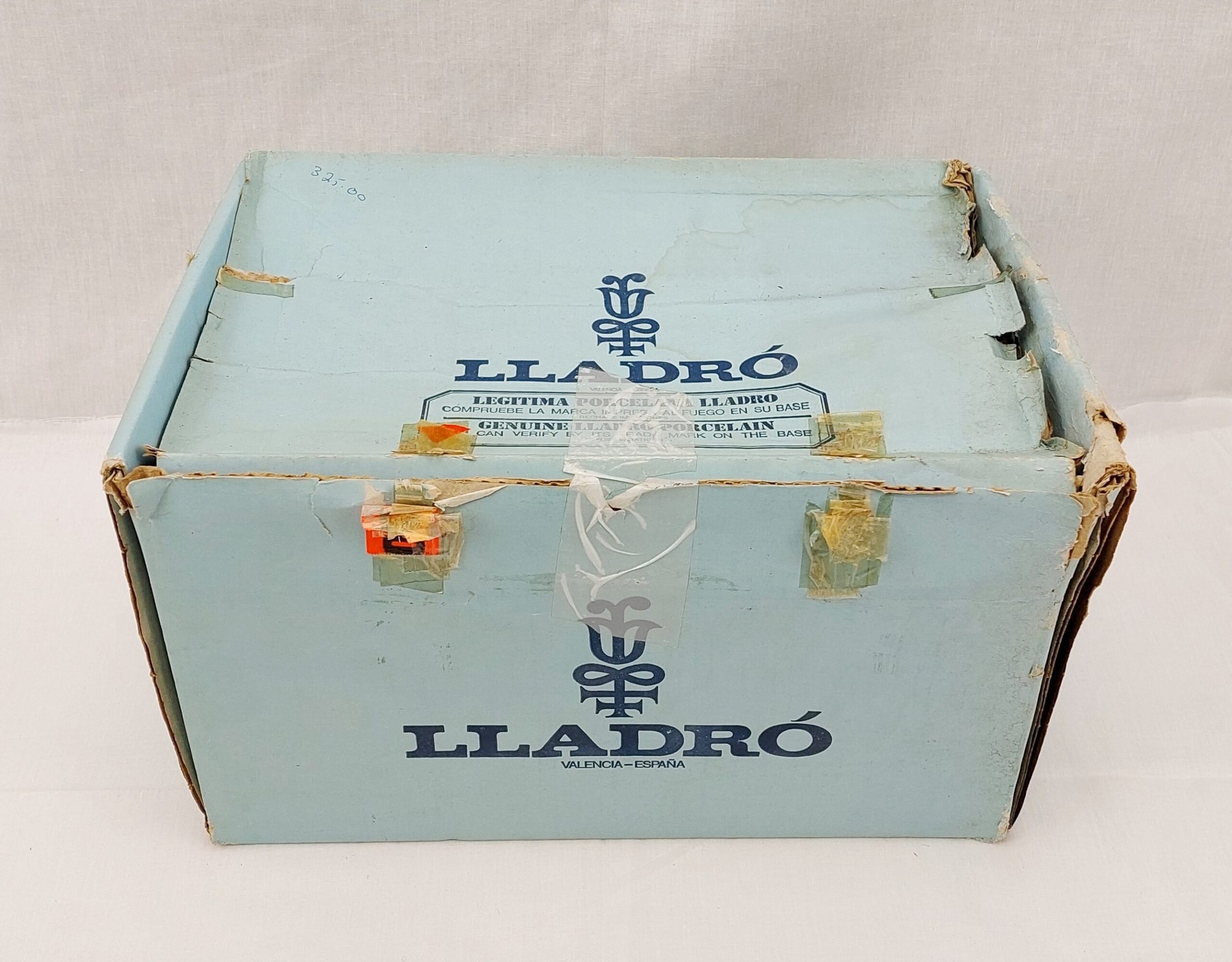 Boxed Lladro Figurine No. 5127 - Girl Sitting With Roses - Image 10