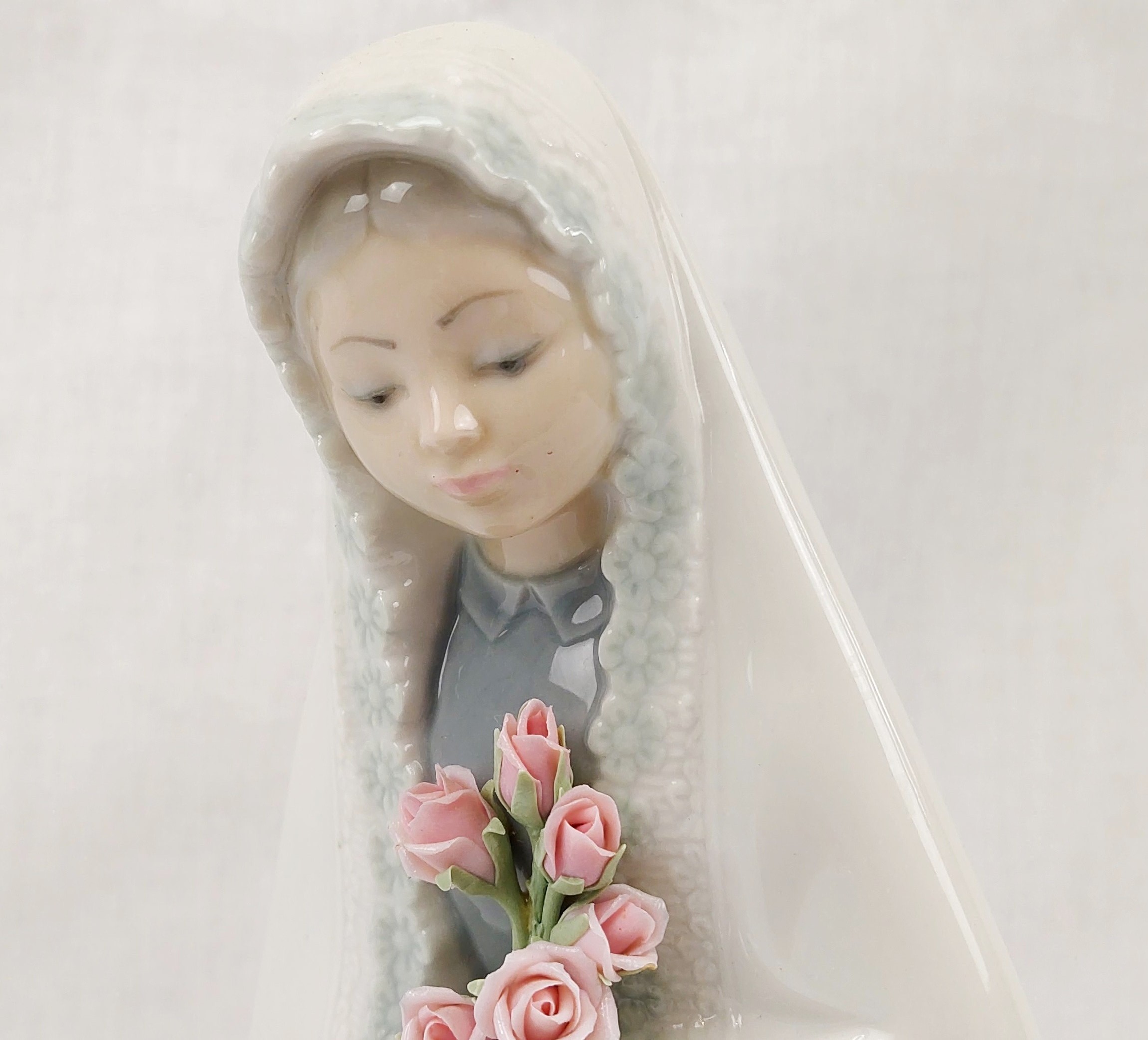 Boxed Lladro Figurine No. 5127 - Girl Sitting With Roses - Image 3