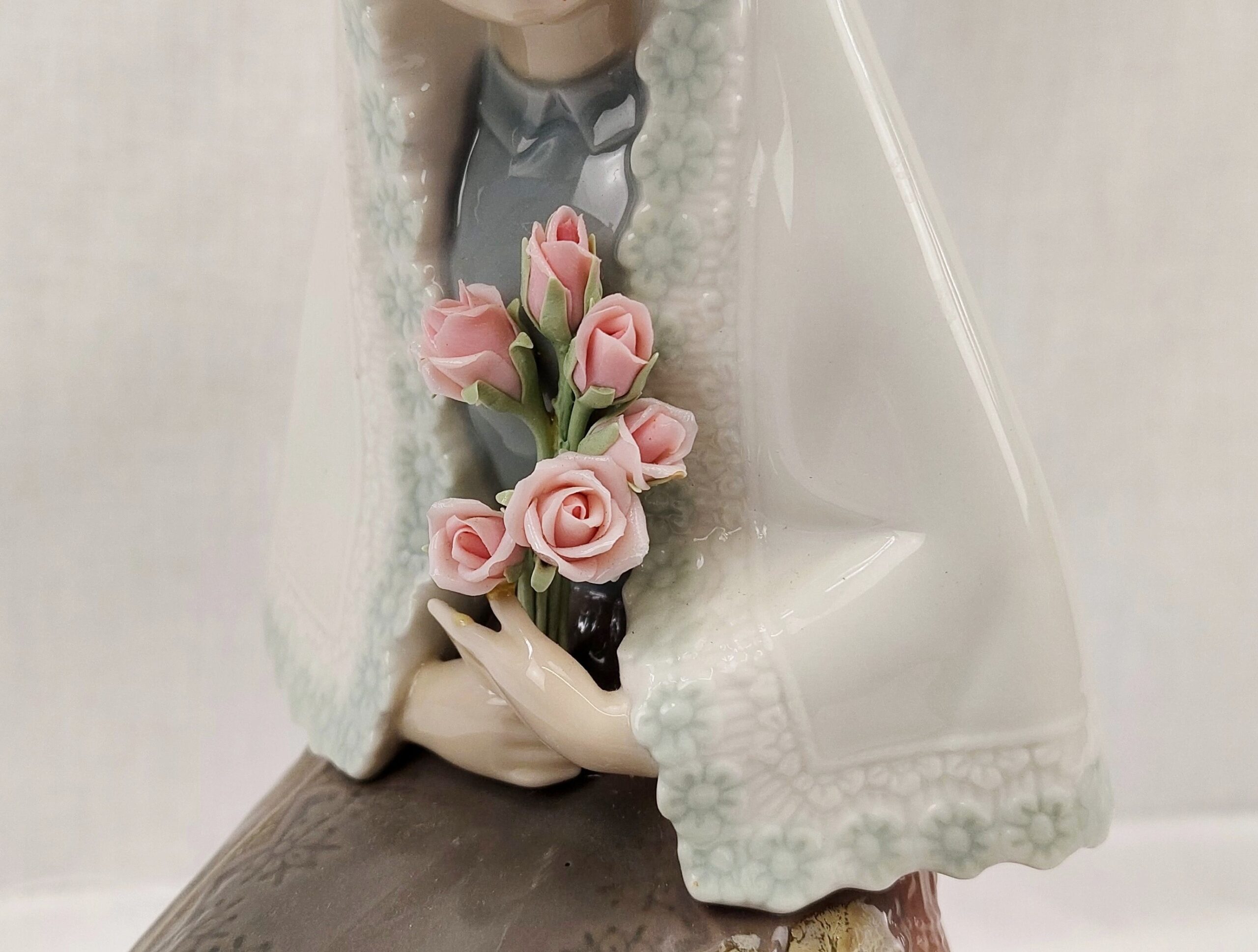Boxed Lladro Figurine No. 5127 - Girl Sitting With Roses - Image 4