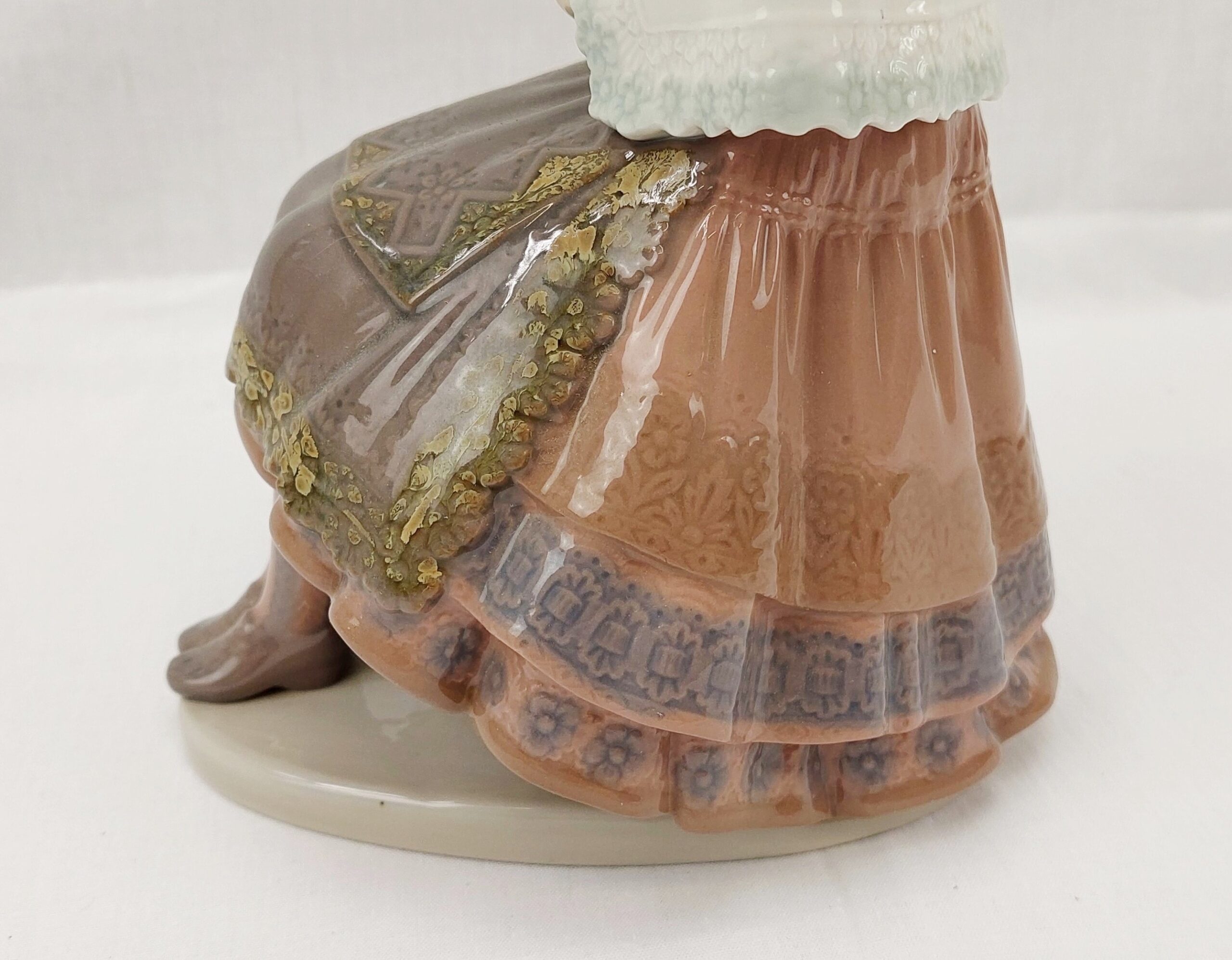 Boxed Lladro Figurine No. 5127 - Girl Sitting With Roses - Image 5