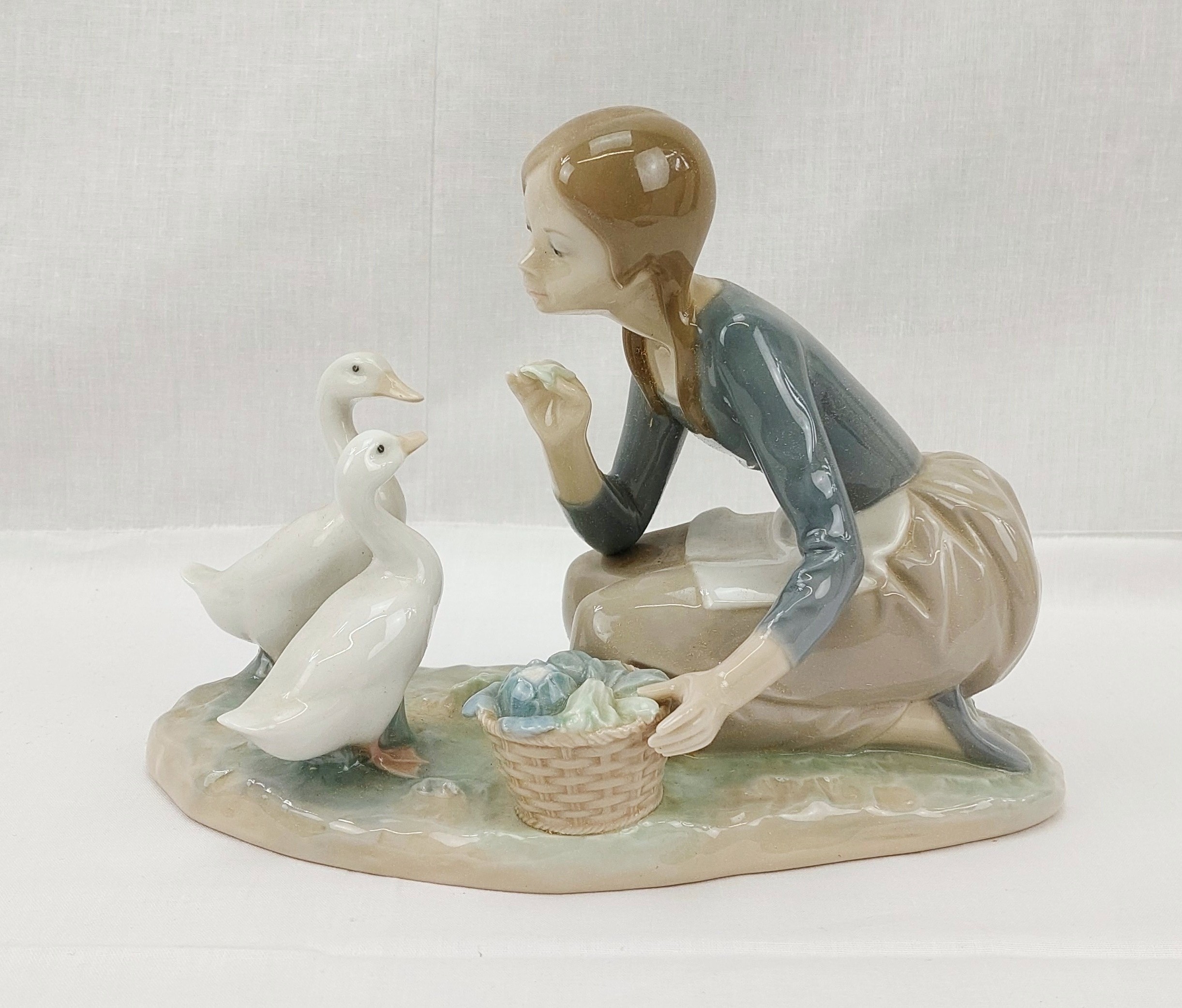 Boxed Lladro Figurine No. 849 – Girl Feeding Geese - Image 3