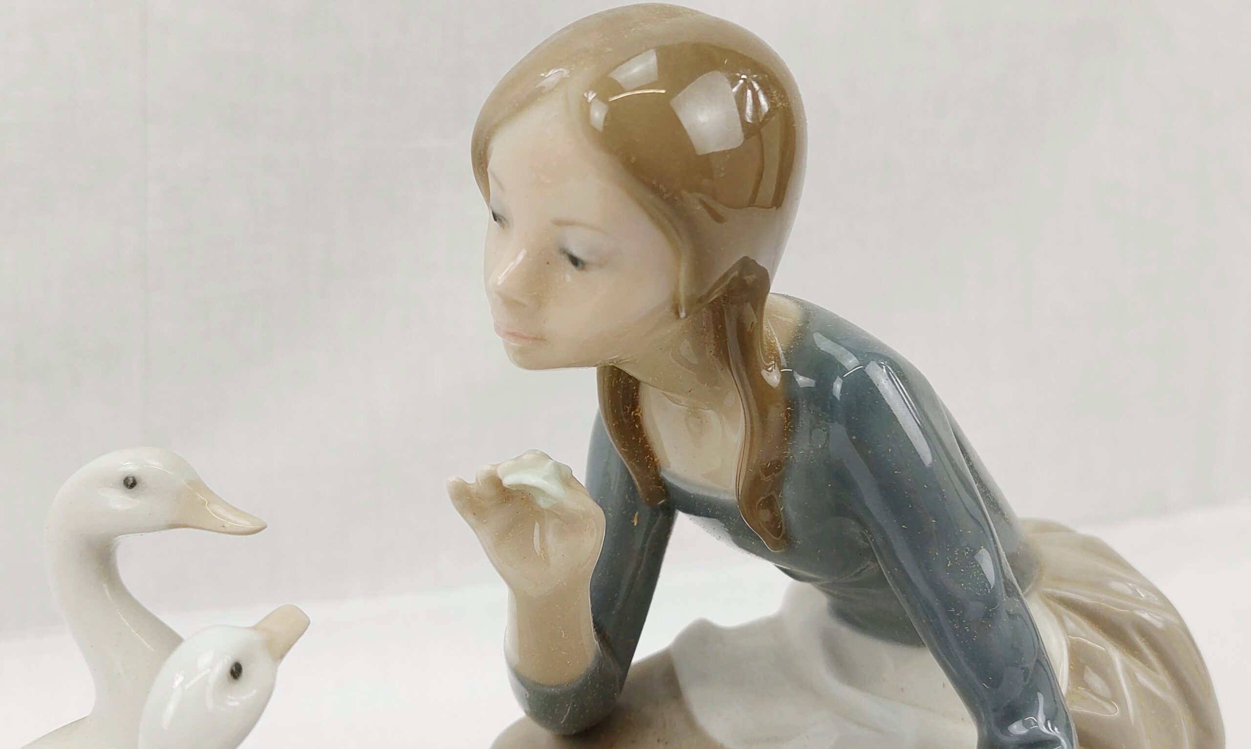 Boxed Lladro Figurine No. 849 – Girl Feeding Geese - Image 4