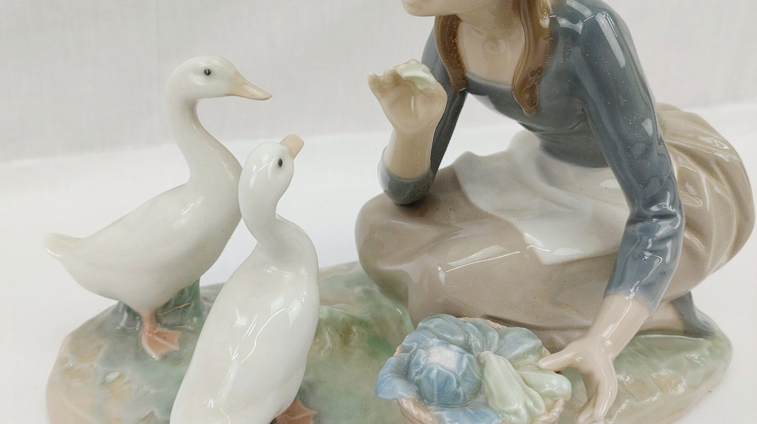 Boxed Lladro Figurine No. 849 – Girl Feeding Geese - Image 5