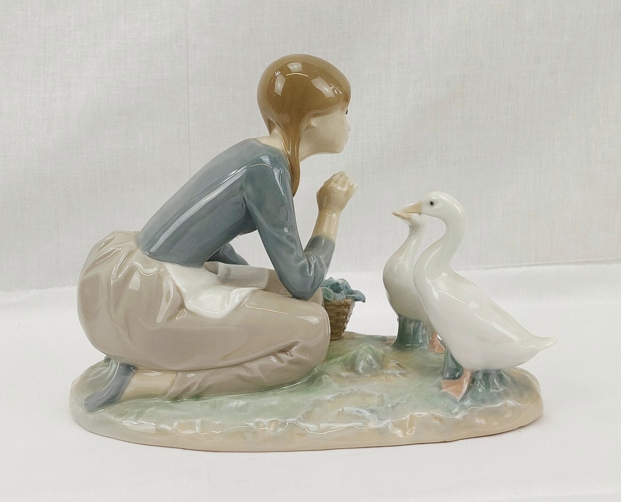 Boxed Lladro Figurine No. 849 – Girl Feeding Geese - Image 6