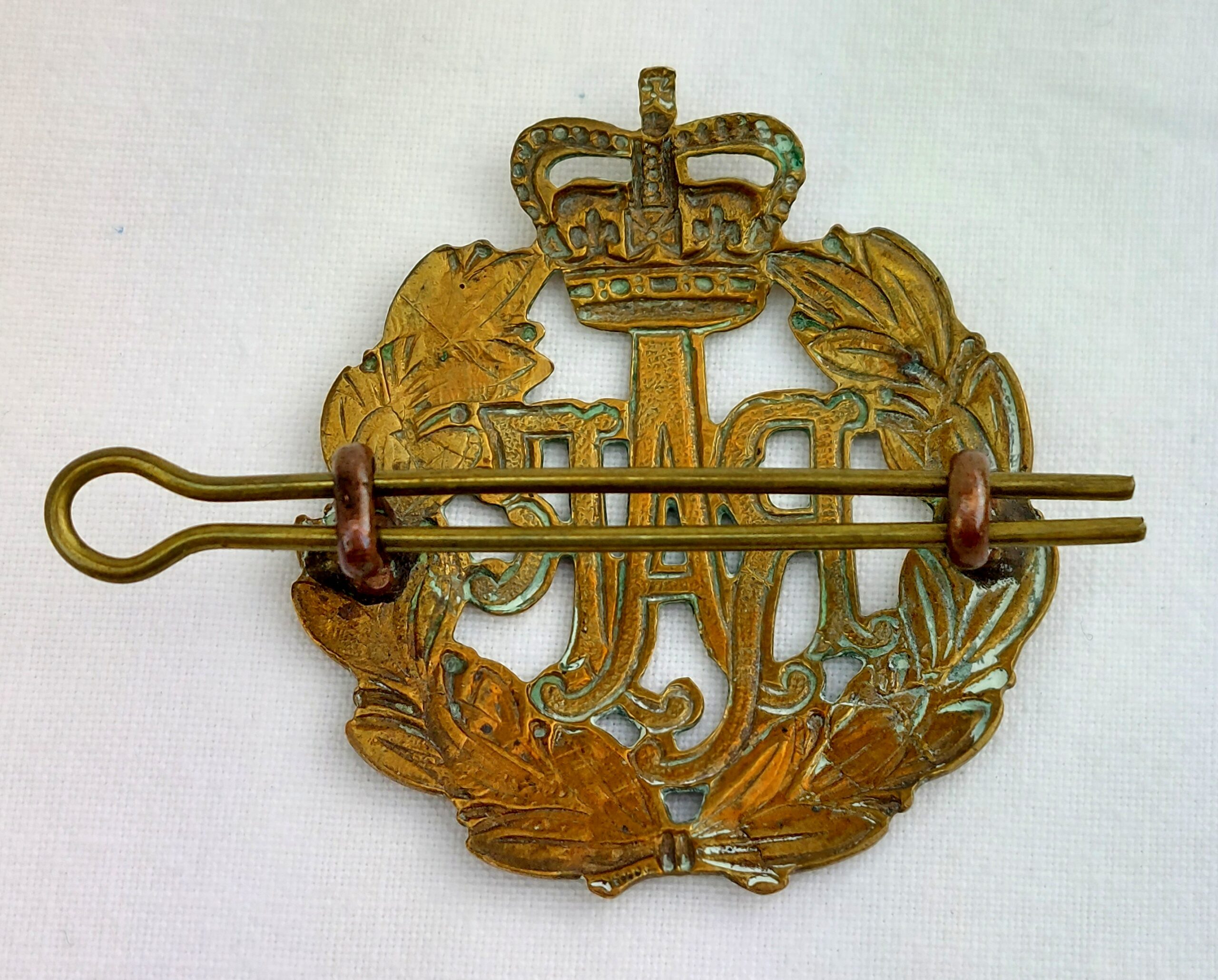 British, Royal Airforce 'Queens Crown', Cap Badge - Image 2