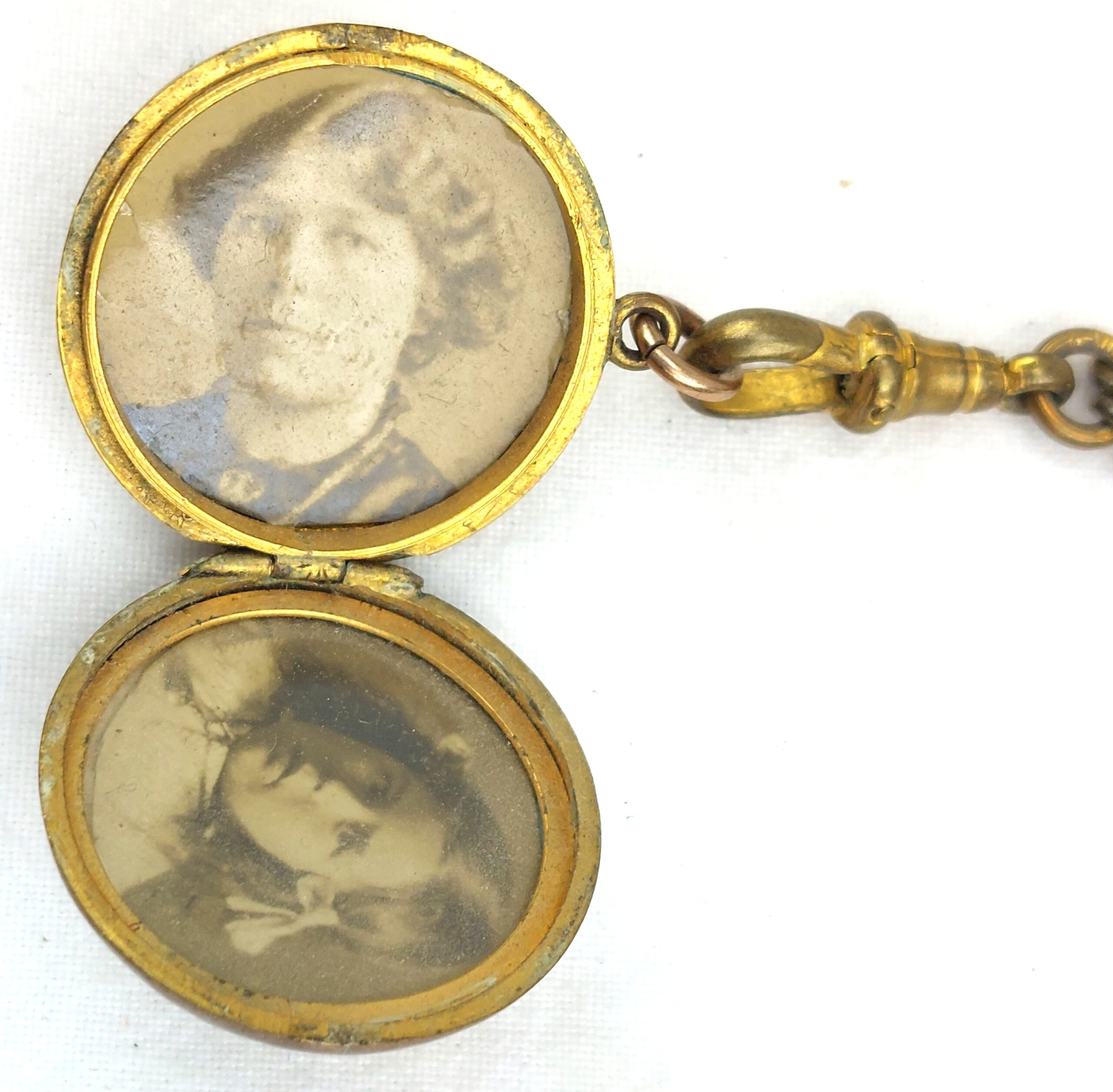 British, WW1, Unique Gentleman's Keepsake Locket and Chain, made from WWI Brass General Service Corps Buttons, embossed with Kings Crown, Royal Coat of Arms, with two original Victorian pictures - Image 2