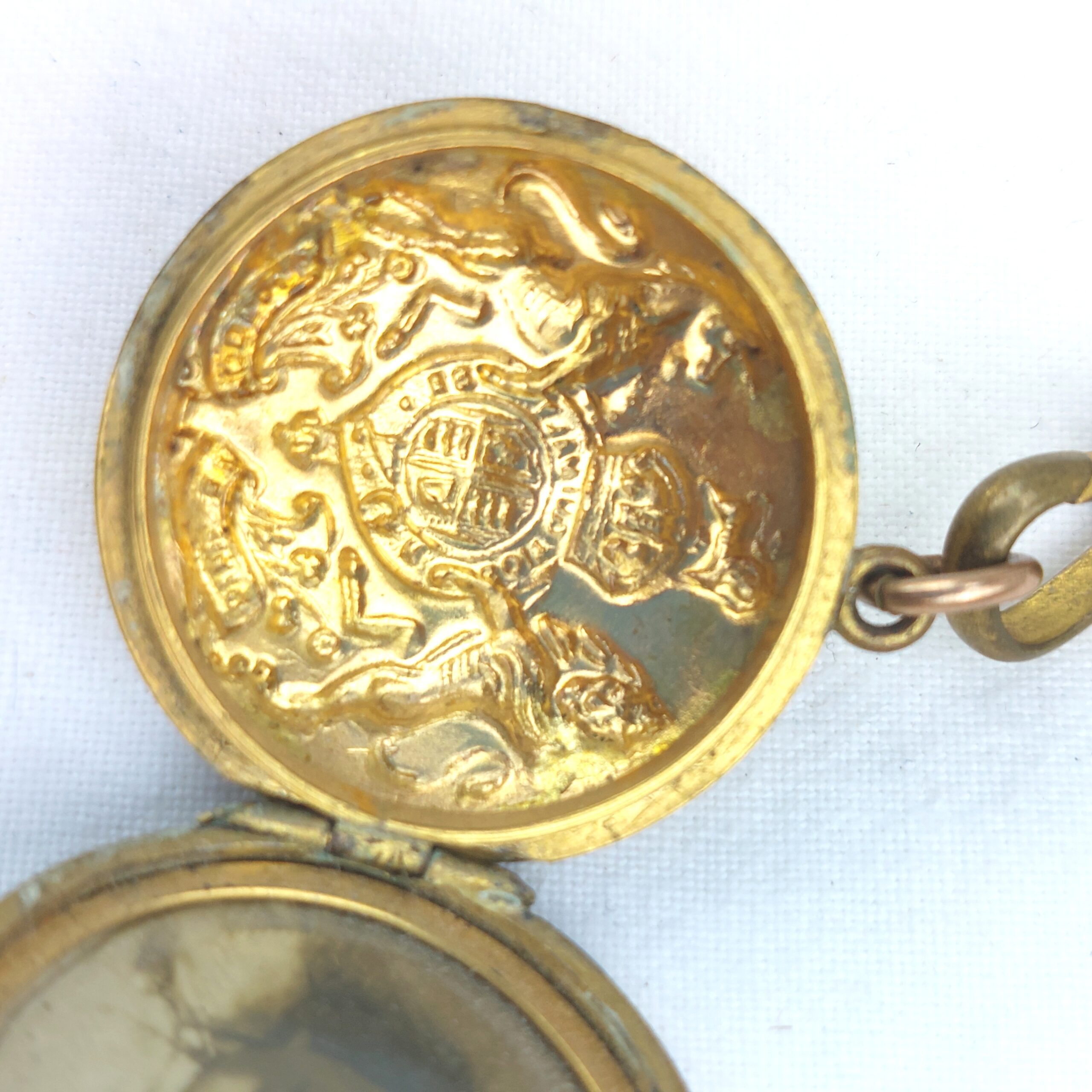 British, WW1, Unique Gentleman's Keepsake Locket and Chain, made from WWI Brass General Service Corps Buttons, embossed with Kings Crown, Royal Coat of Arms, with two original Victorian pictures - Image 3