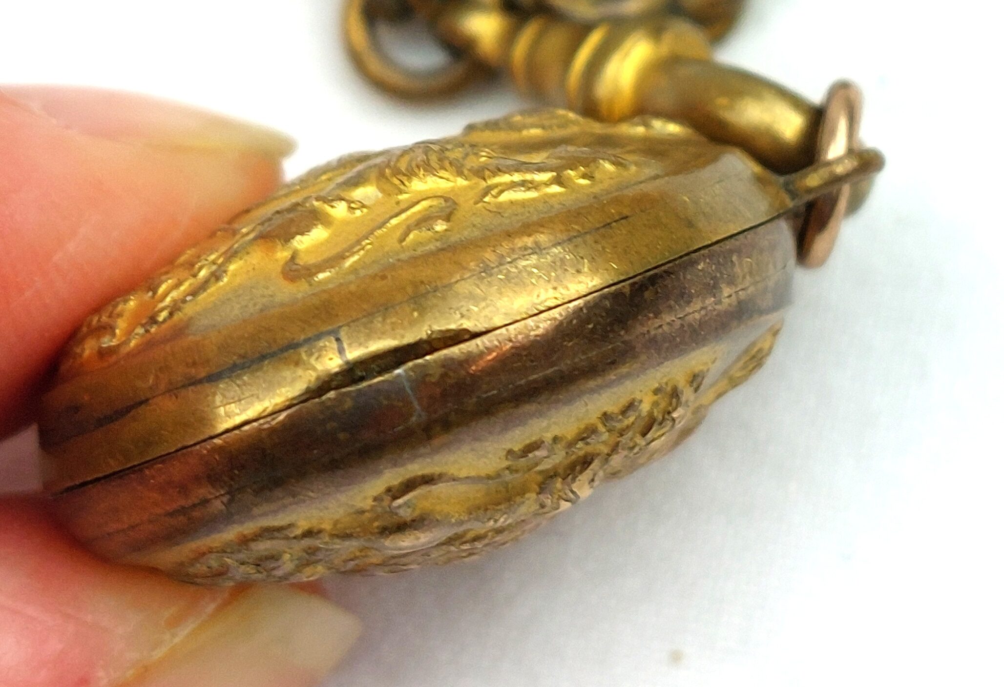 British, WW1, Unique Gentleman's Keepsake Locket and Chain, made from WWI Brass General Service Corps Buttons, embossed with Kings Crown, Royal Coat of Arms, with two original Victorian pictures - Image 8