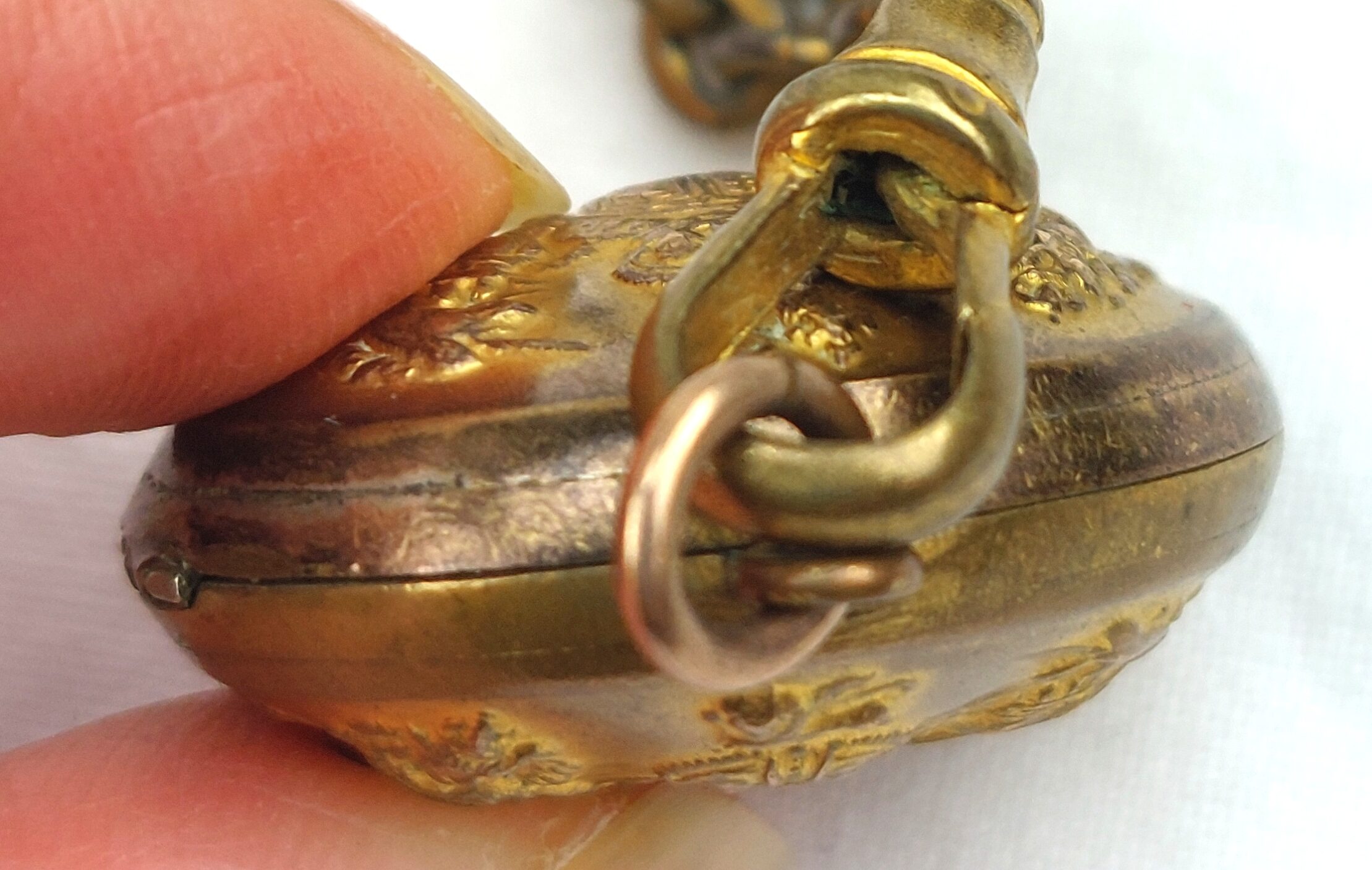 British, WW1, Unique Gentleman's Keepsake Locket and Chain, made from WWI Brass General Service Corps Buttons, embossed with Kings Crown, Royal Coat of Arms, with two original Victorian pictures - Image 7