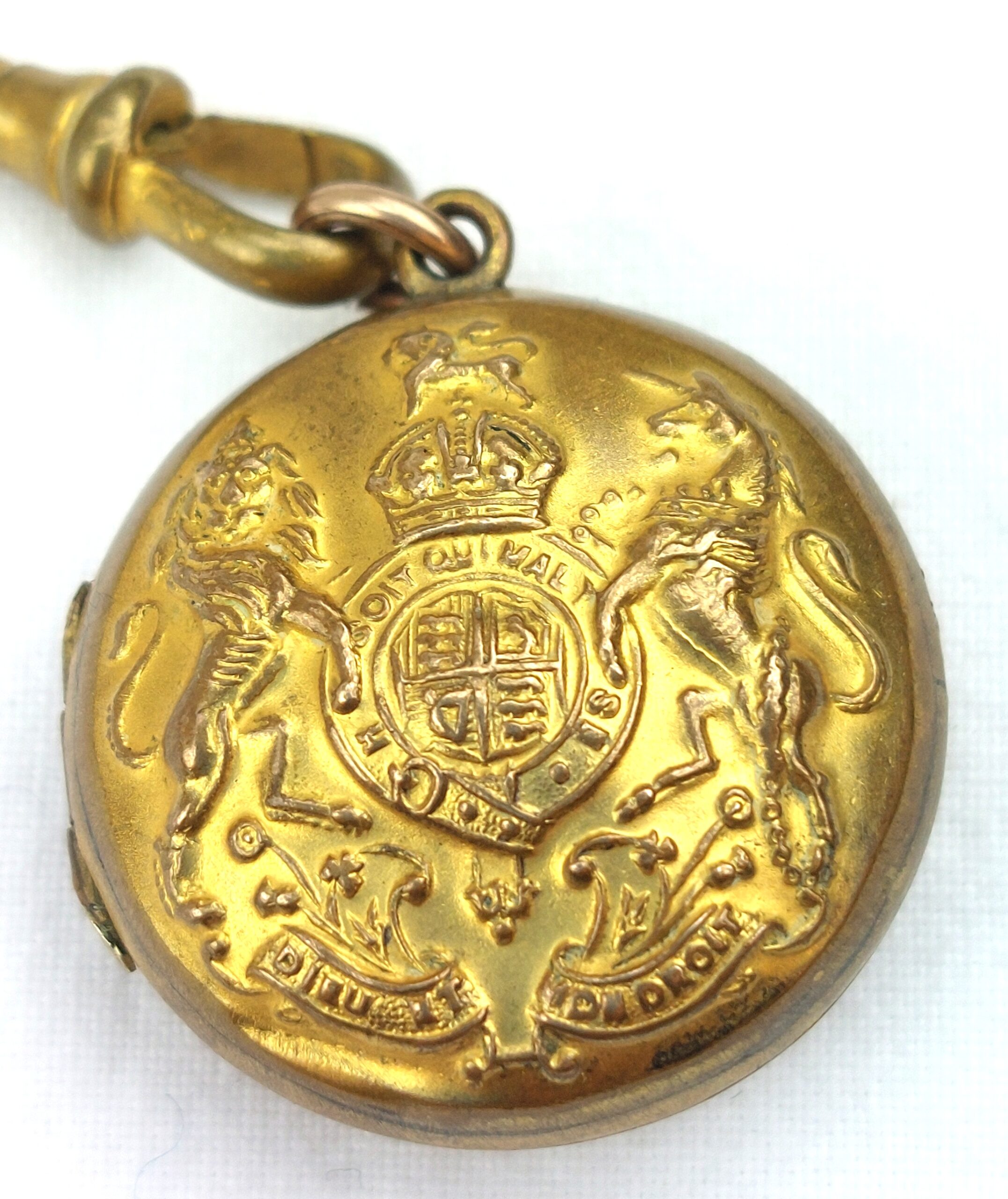 British, WW1, Unique Gentleman's Keepsake Locket and Chain, made from WWI Brass General Service Corps Buttons, embossed with Kings Crown, Royal Coat of Arms, with two original Victorian pictures - Image 6