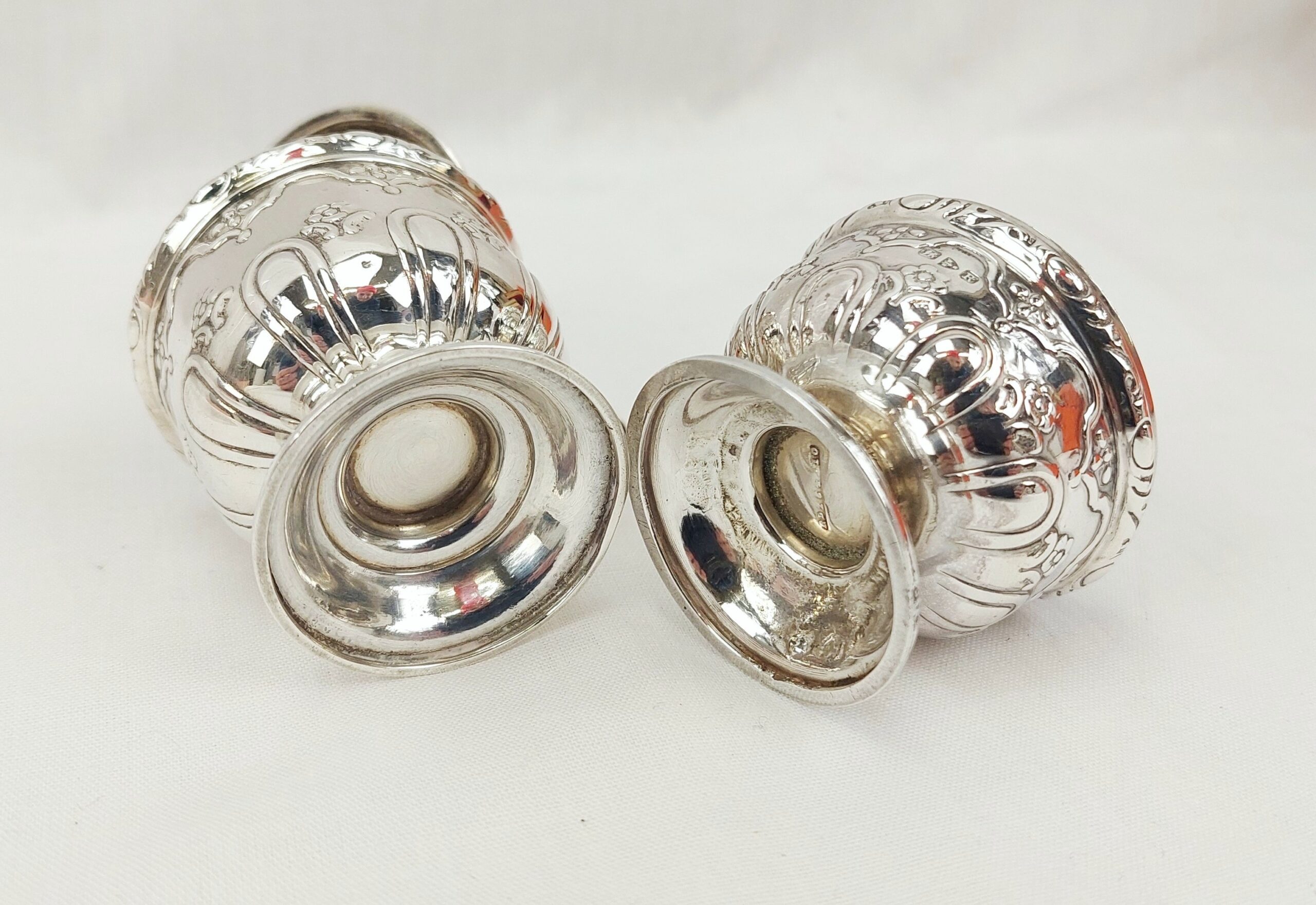 Chester 1900 And 1908 Sterling Silver Mustard Pot And Salt Set - Image 4