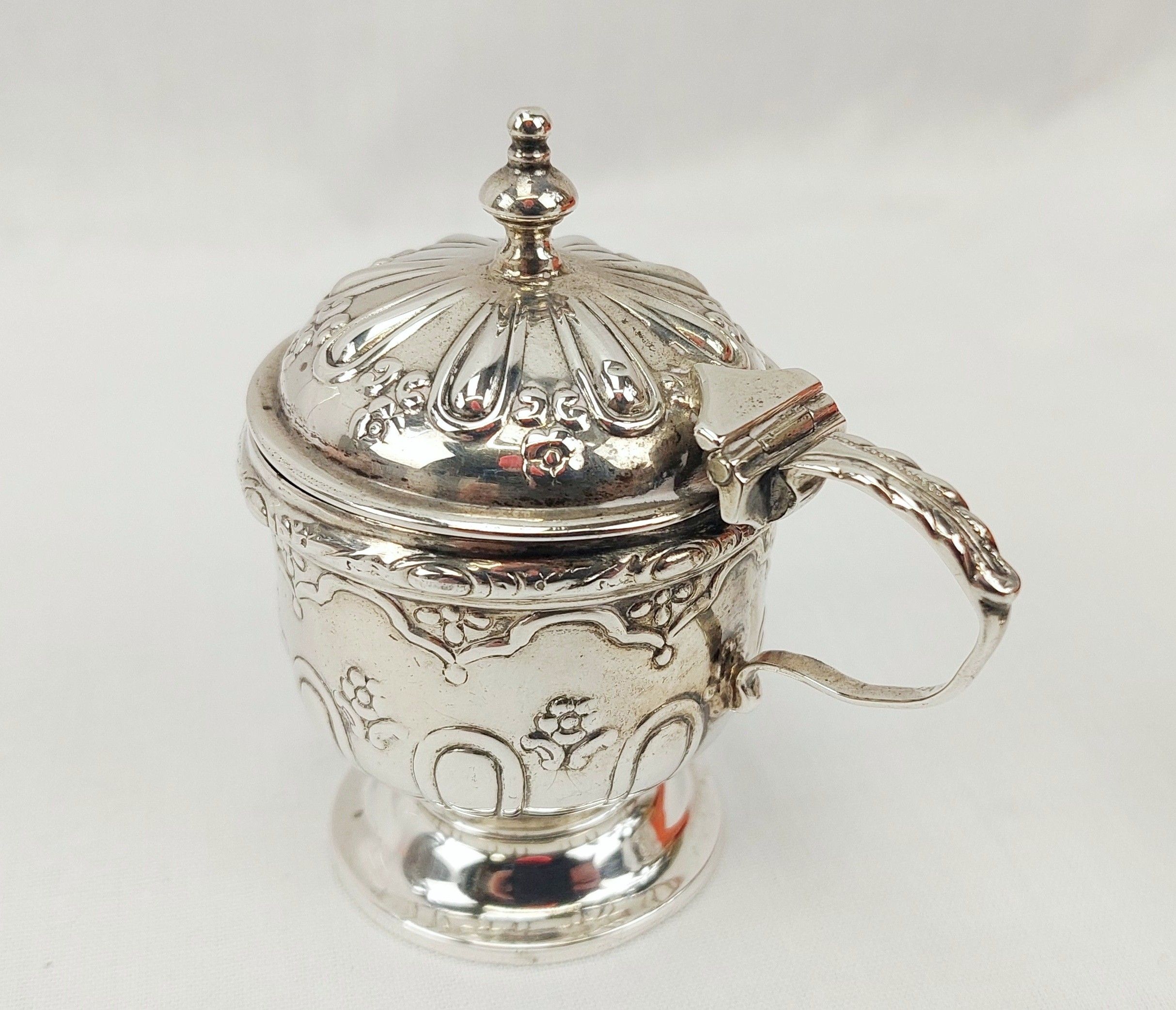 Chester 1900 And 1908 Sterling Silver Mustard Pot And Salt Set - Image 2