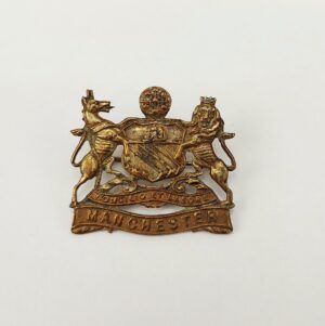 1914 WW1 Gilt Metal Manchester Regiment Cap Badge