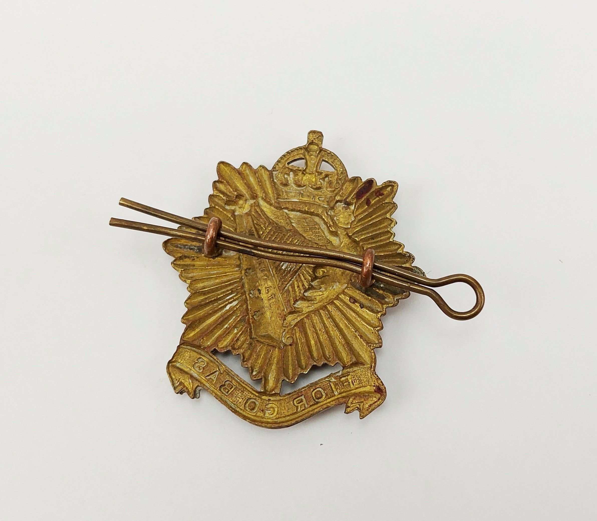 WW2 Irish Regiment Of Canada Cap Badge - Image 2
