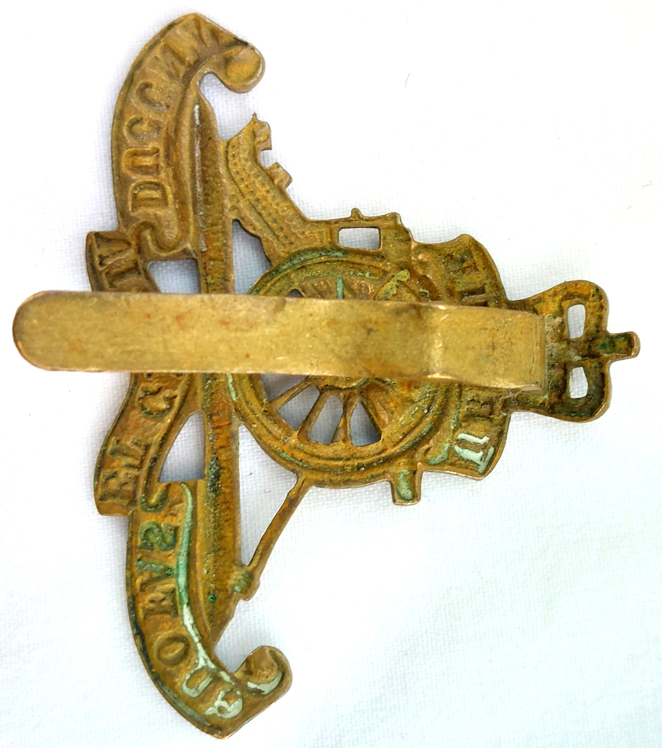 British, Royal Artillery Cap Badge with Queens Crown - Image 2
