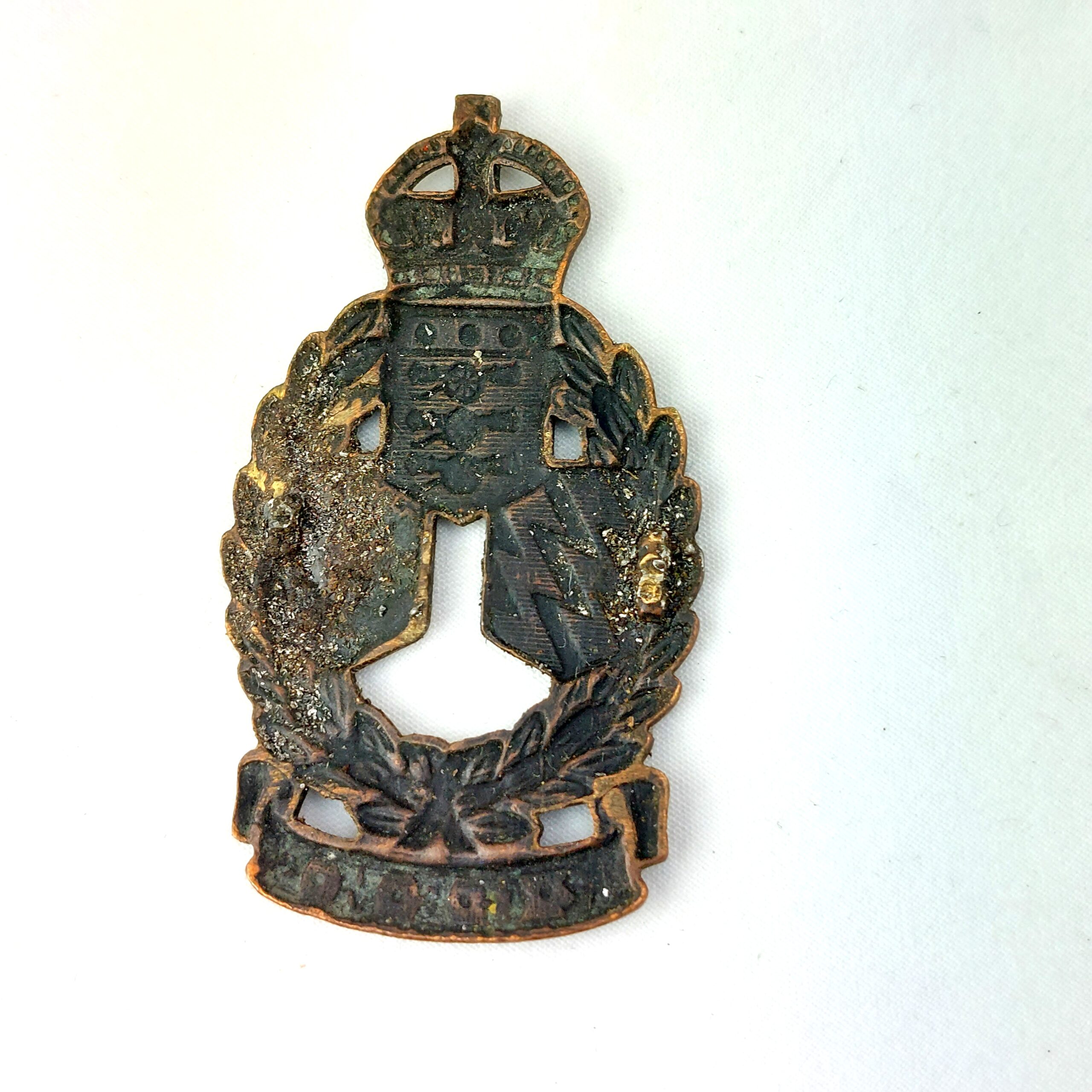 Canadian, Royal Canadian Electrical & Mechanical Engineers (RCEME) Cap Badge, Kings Crown, Broken Lugs - Image 2