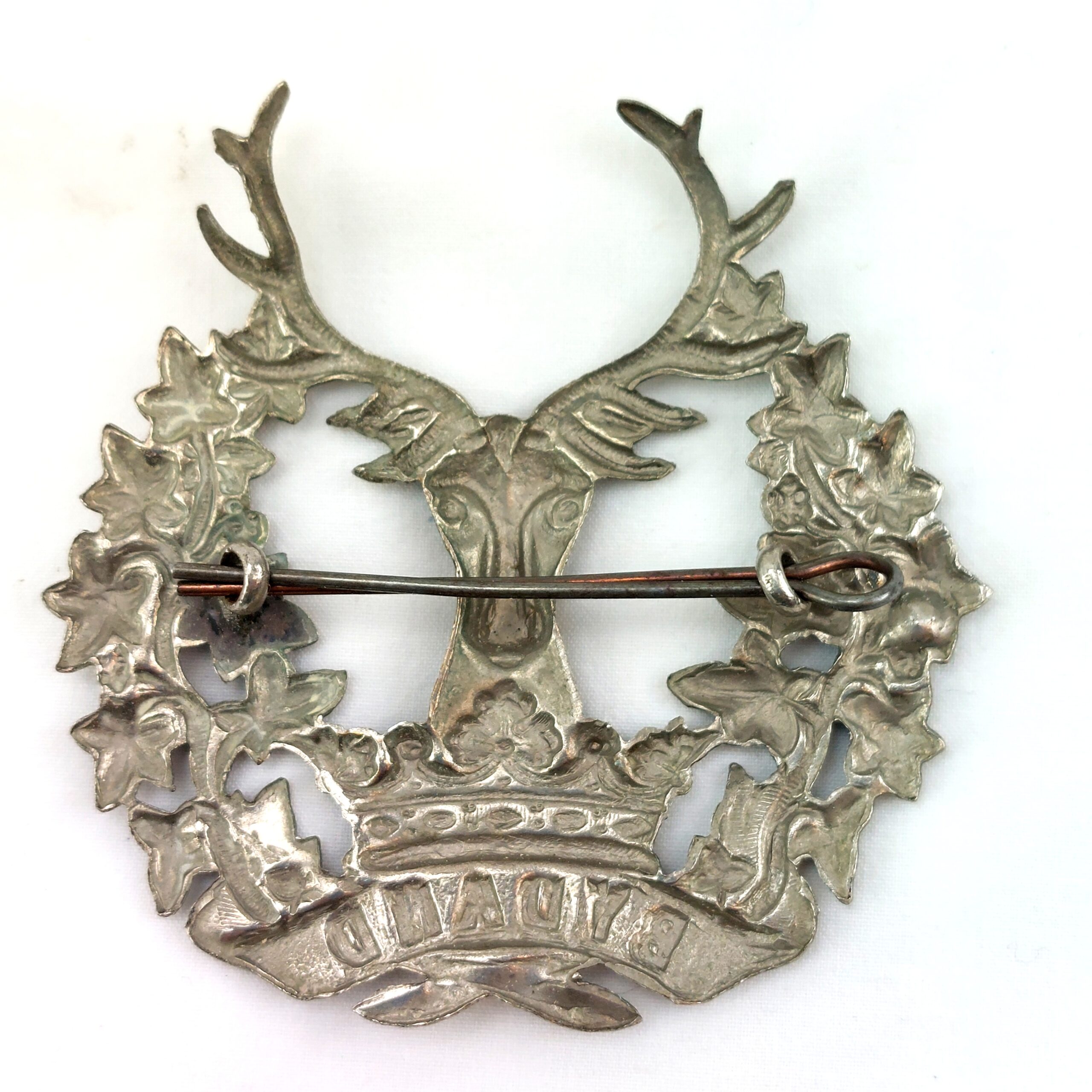 Scottish, Original Gordon Highlander By-Dand Regimental Cap Badge, White Metal with Gilt Highlights, 2 Lugs - Image 2