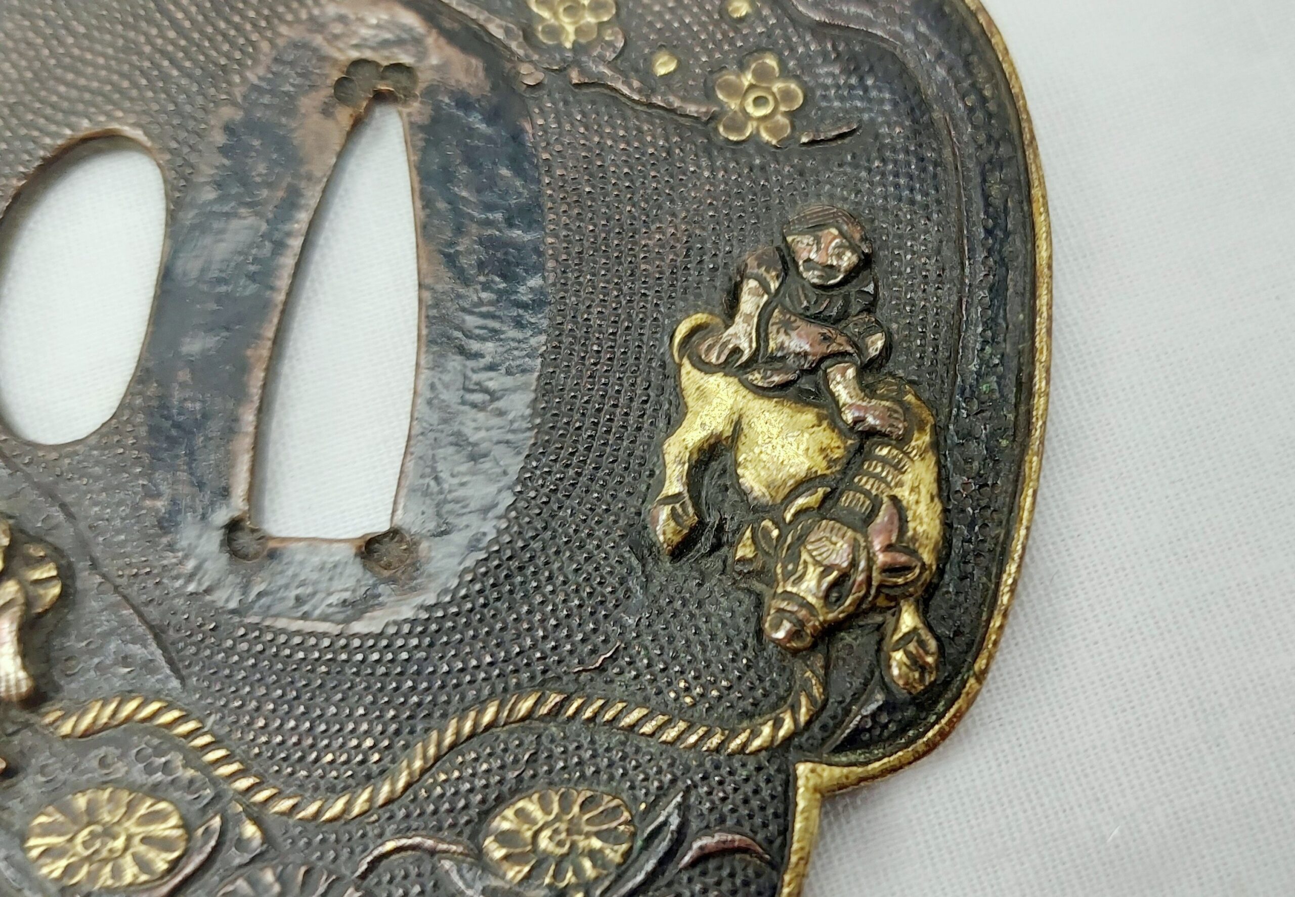 Superb Edo Period Japanese Katana Gold And Silver Gilt Steel Tsubu With Villager - Image 3
