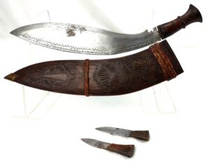 Traditional Kukri Bhojpure with old scabbard, with two Karda (utility knives)