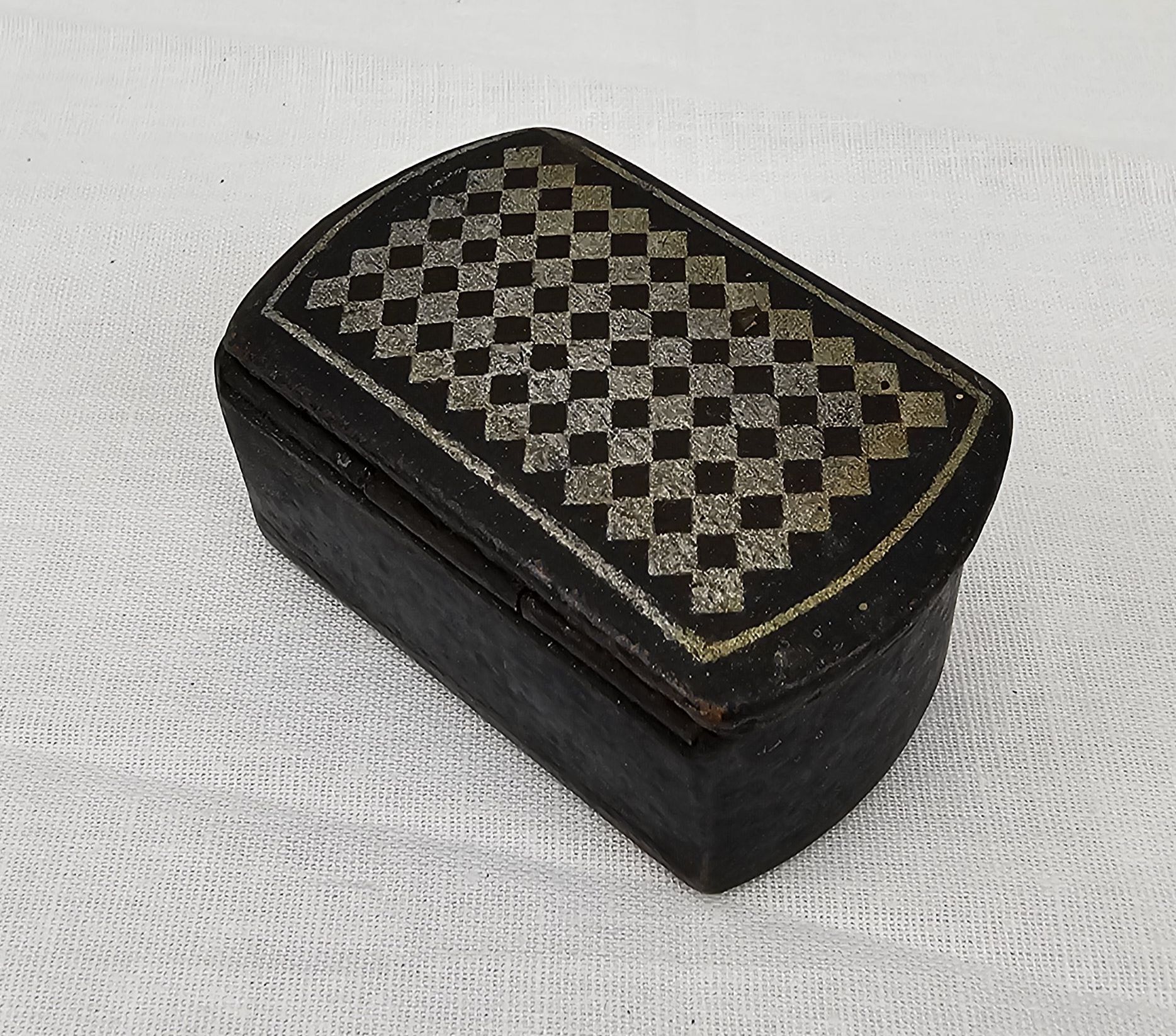 Victorian Papier Mache Snuff Box With Chequered Lid - Image 2