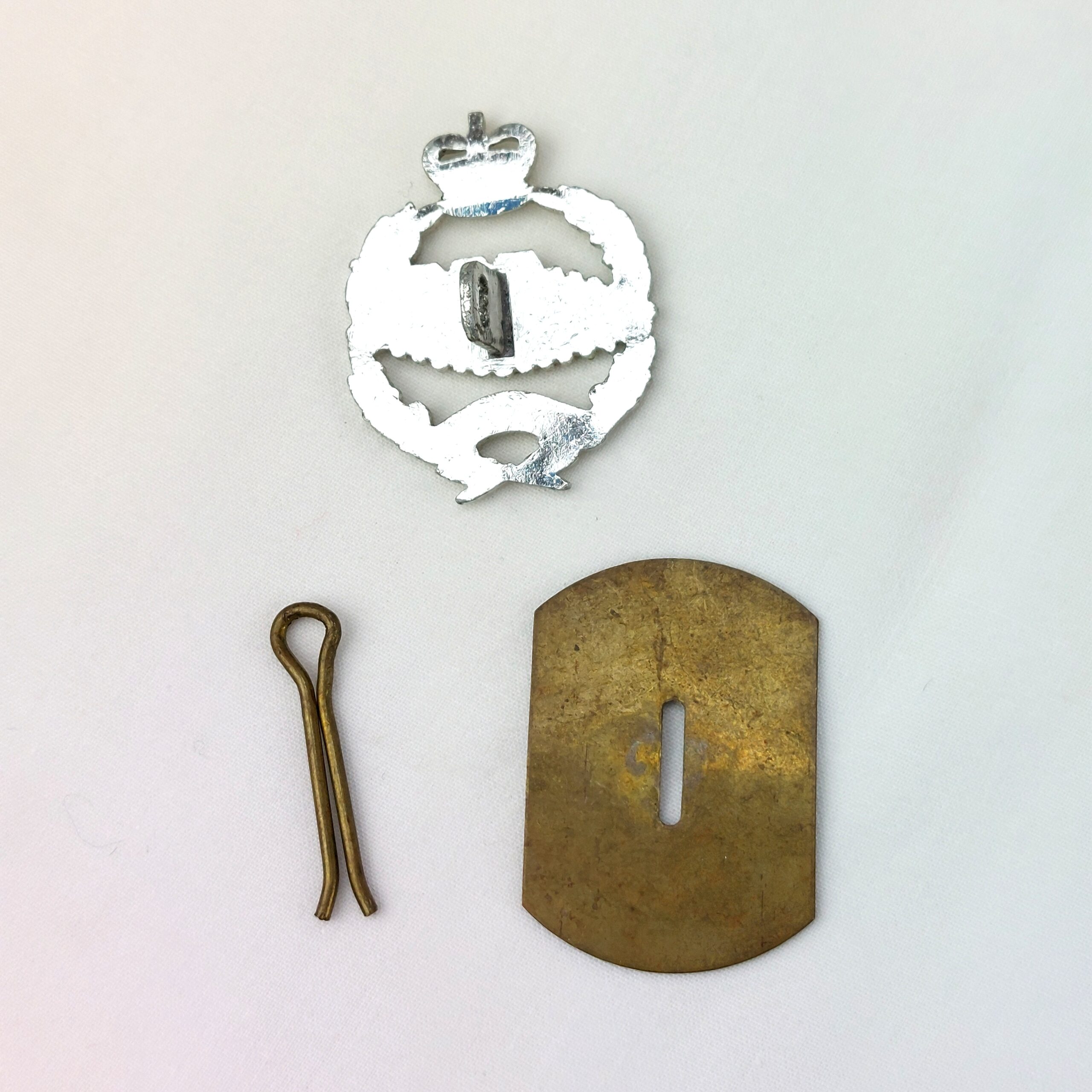British, Royal Tank Regiment White Metal Collar Badge "Fear Naught", Queens Crown - Image 2