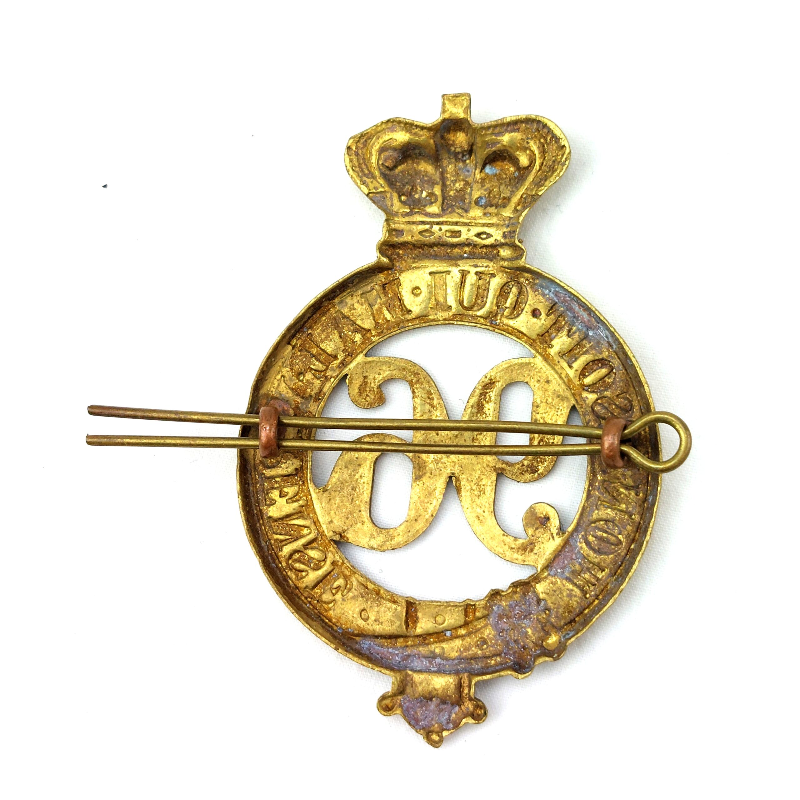 British, Victorian, 96th Regiment Manchester Glengarry Brass Cap Badge, Queen Victoria Crown, 2 Lugs - Image 2
