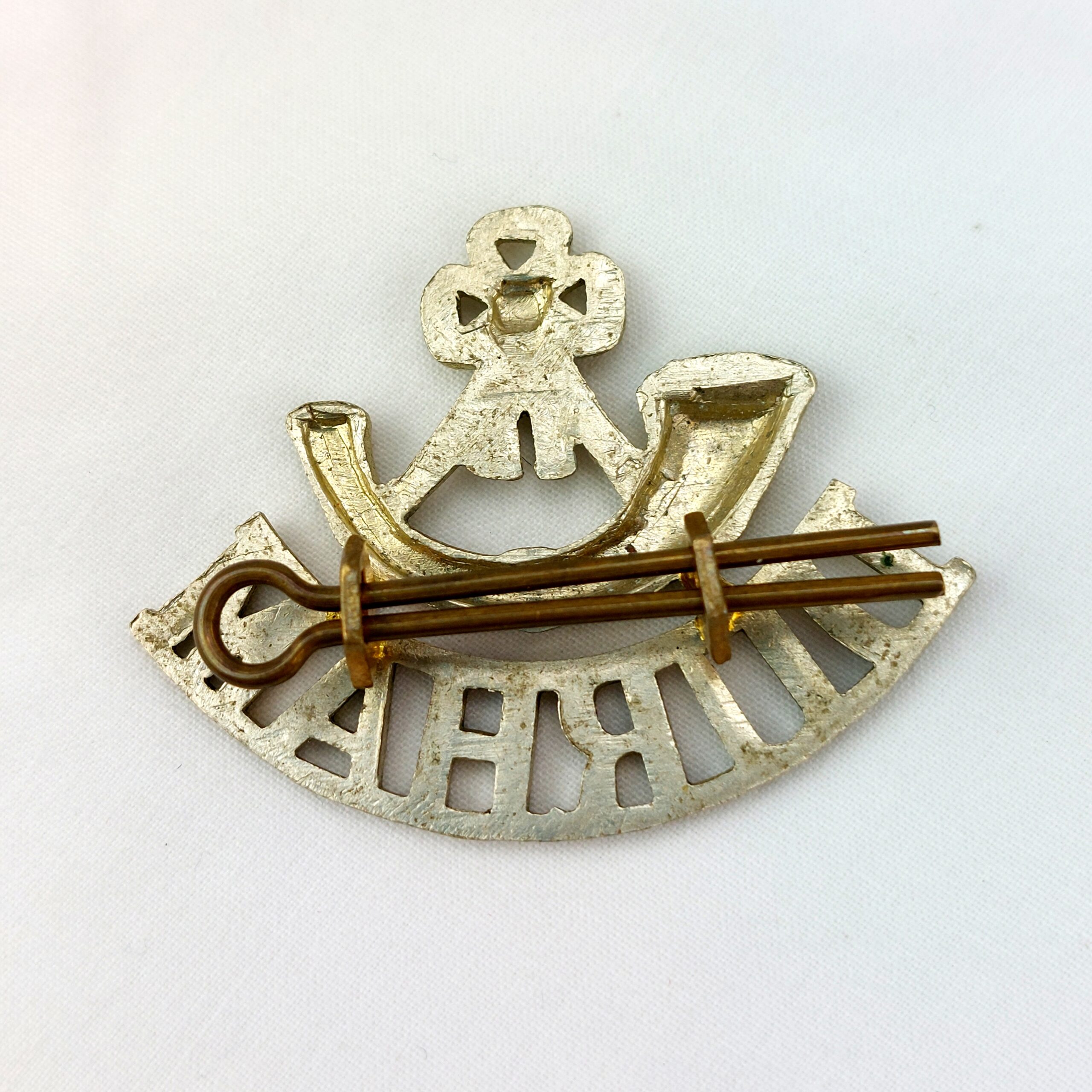 British, Durham Light Infantry White Metal Shoulder Title, Left Facing, Two Hexagonal Lugs - Image 2