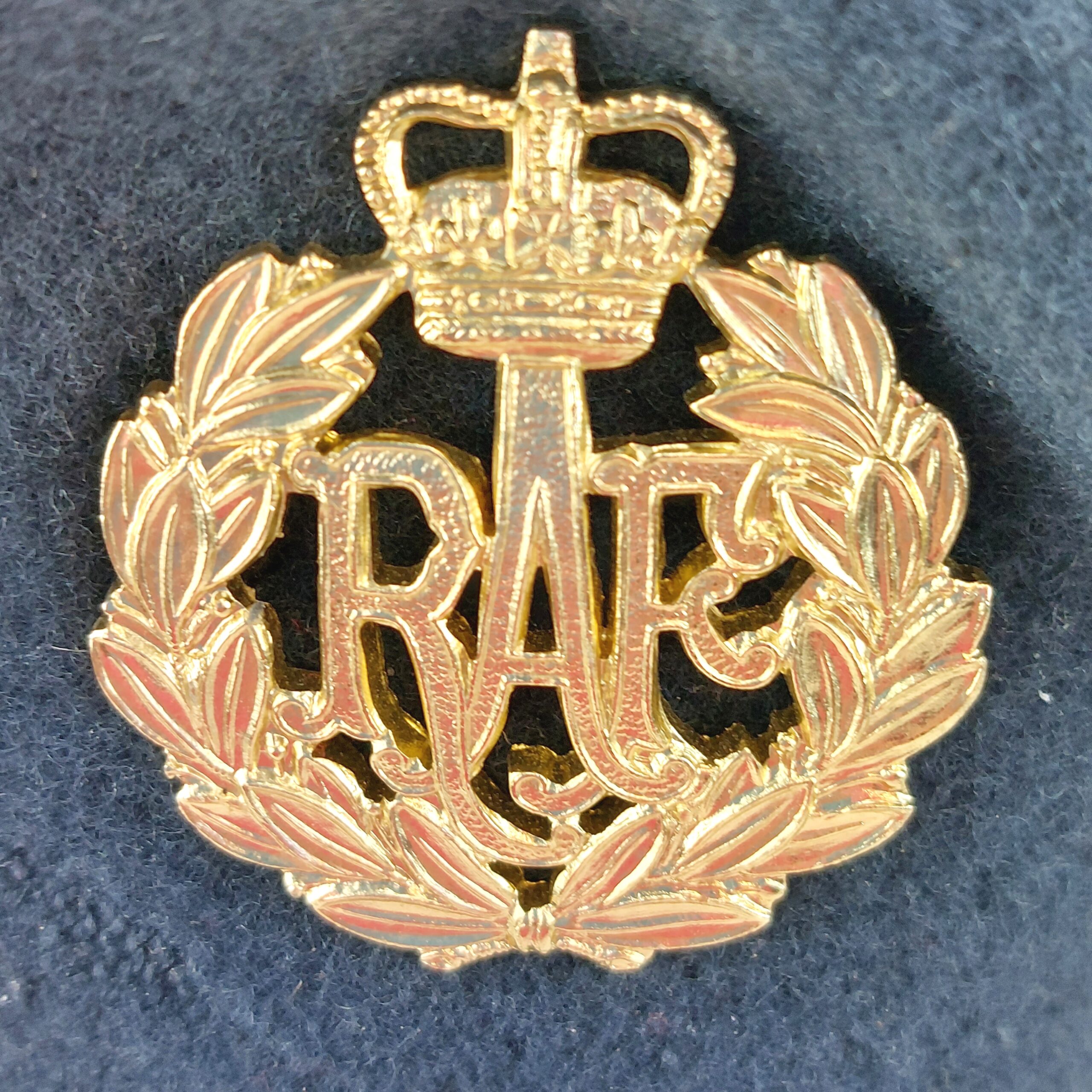 British Airforce, RAF Royal Airforce Blue Beret & White Metal Cap Badge, Beret Size 57 Made by Compton Webb, Nato Stock No: 8405-99-127-8131 - Image 5