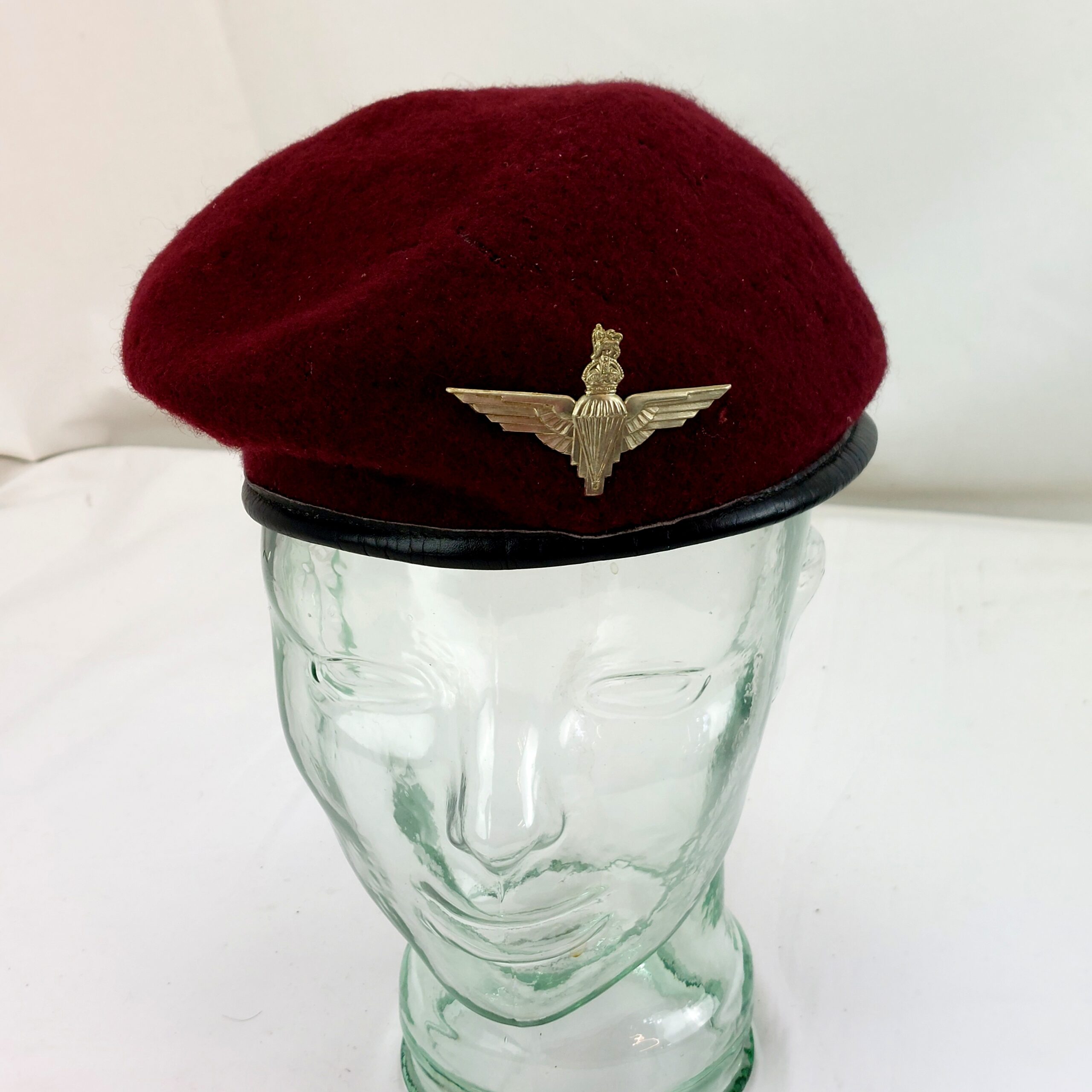 British Army, WW2, Parachute Regiment Red Beret & White Metal Kings Crown Cap Badge