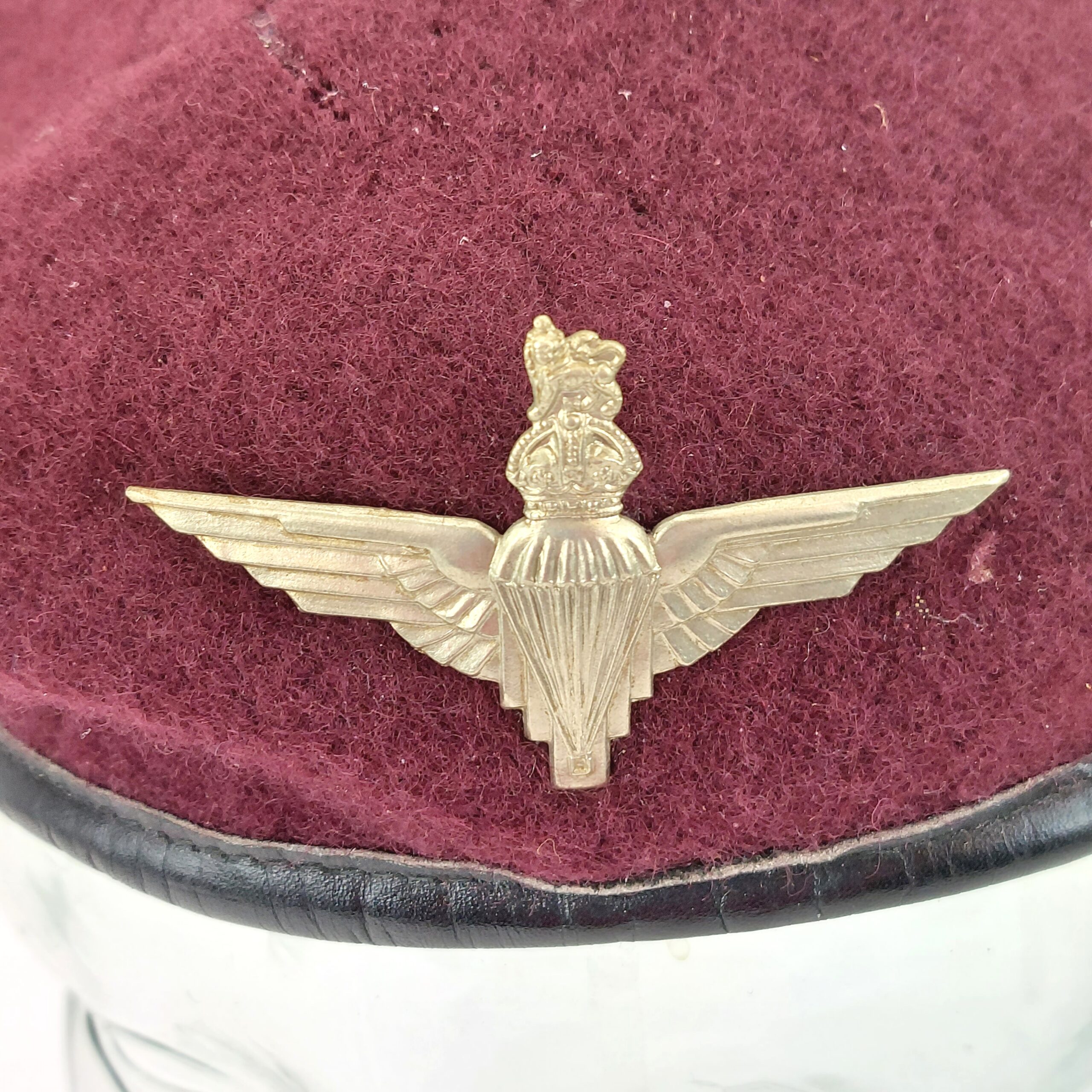British Army, WW2, Parachute Regiment Red Beret & White Metal Kings Crown Cap Badge - Image 2
