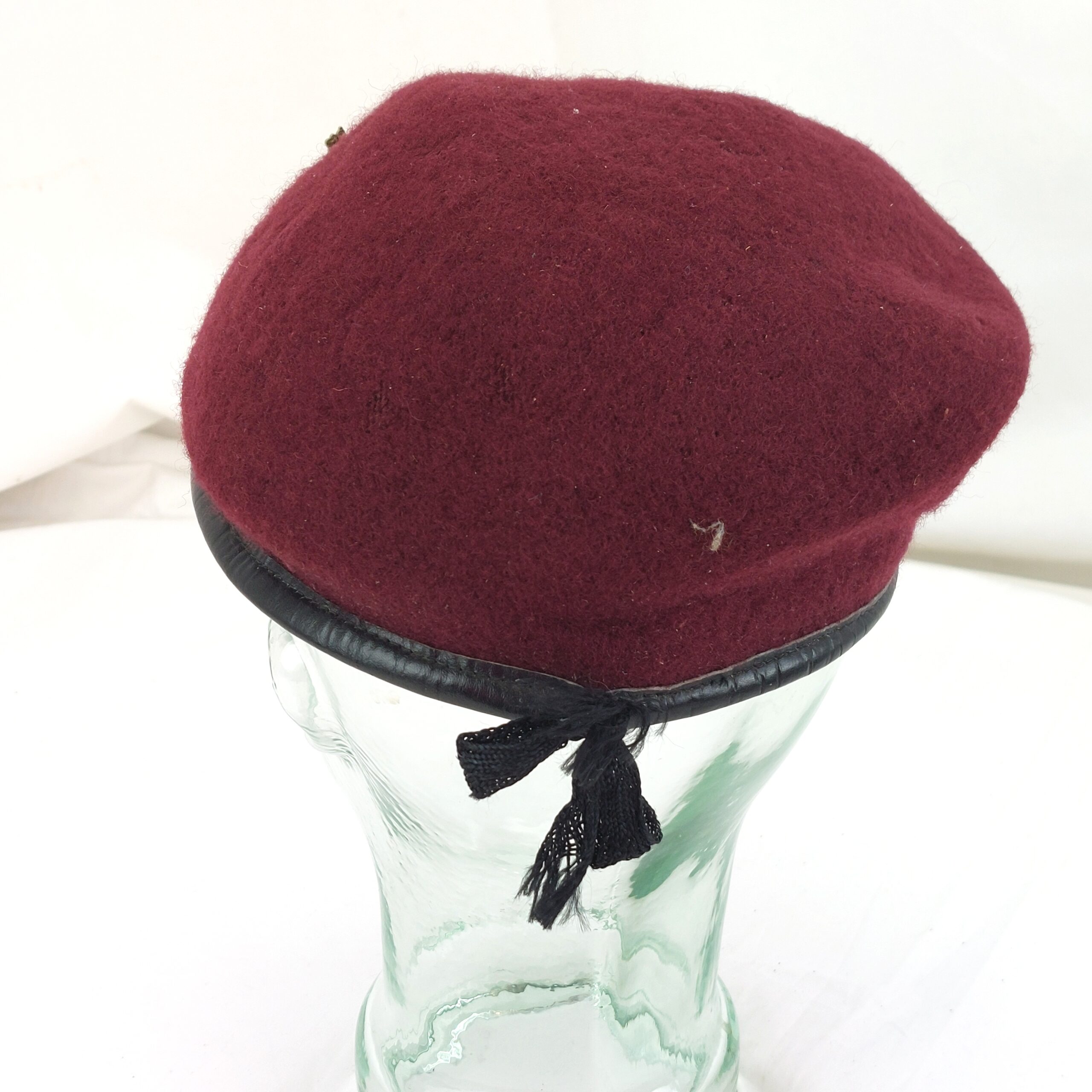British Army, WW2, Parachute Regiment Red Beret & White Metal Kings Crown Cap Badge - Image 4
