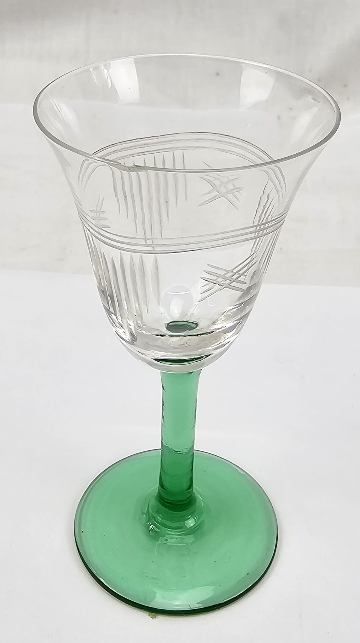 Pair Of 1930s Art Deco Uranium Glass Etched Sherry Glasses - Image 2