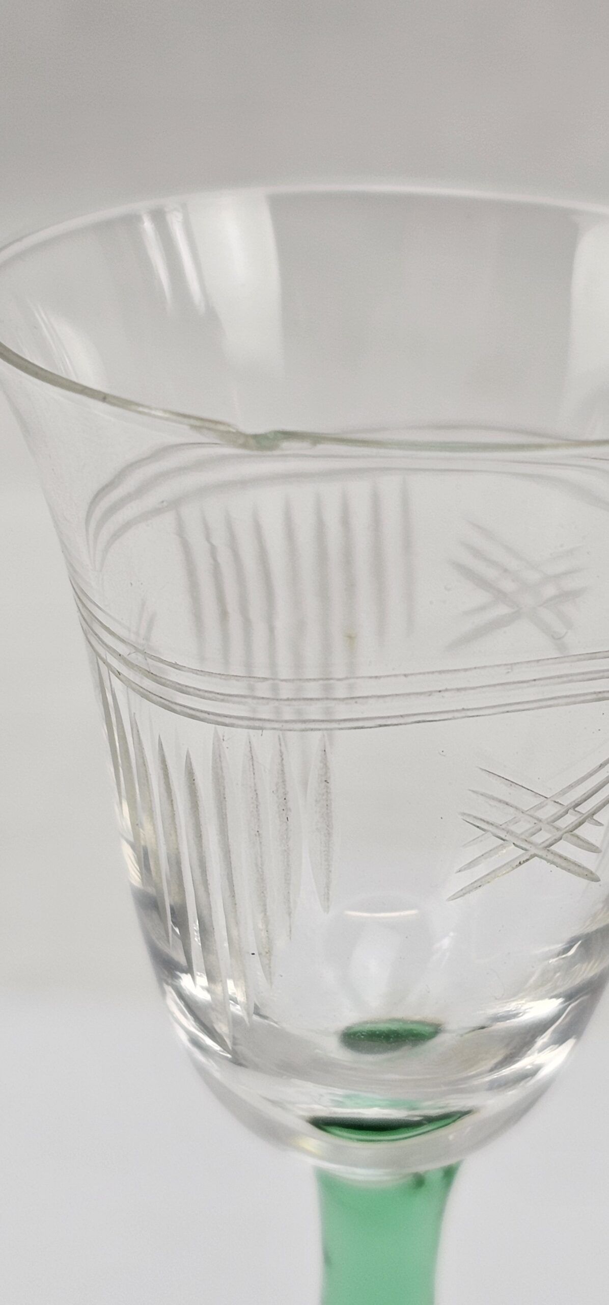 Pair Of 1930s Art Deco Uranium Glass Etched Sherry Glasses - Image 3