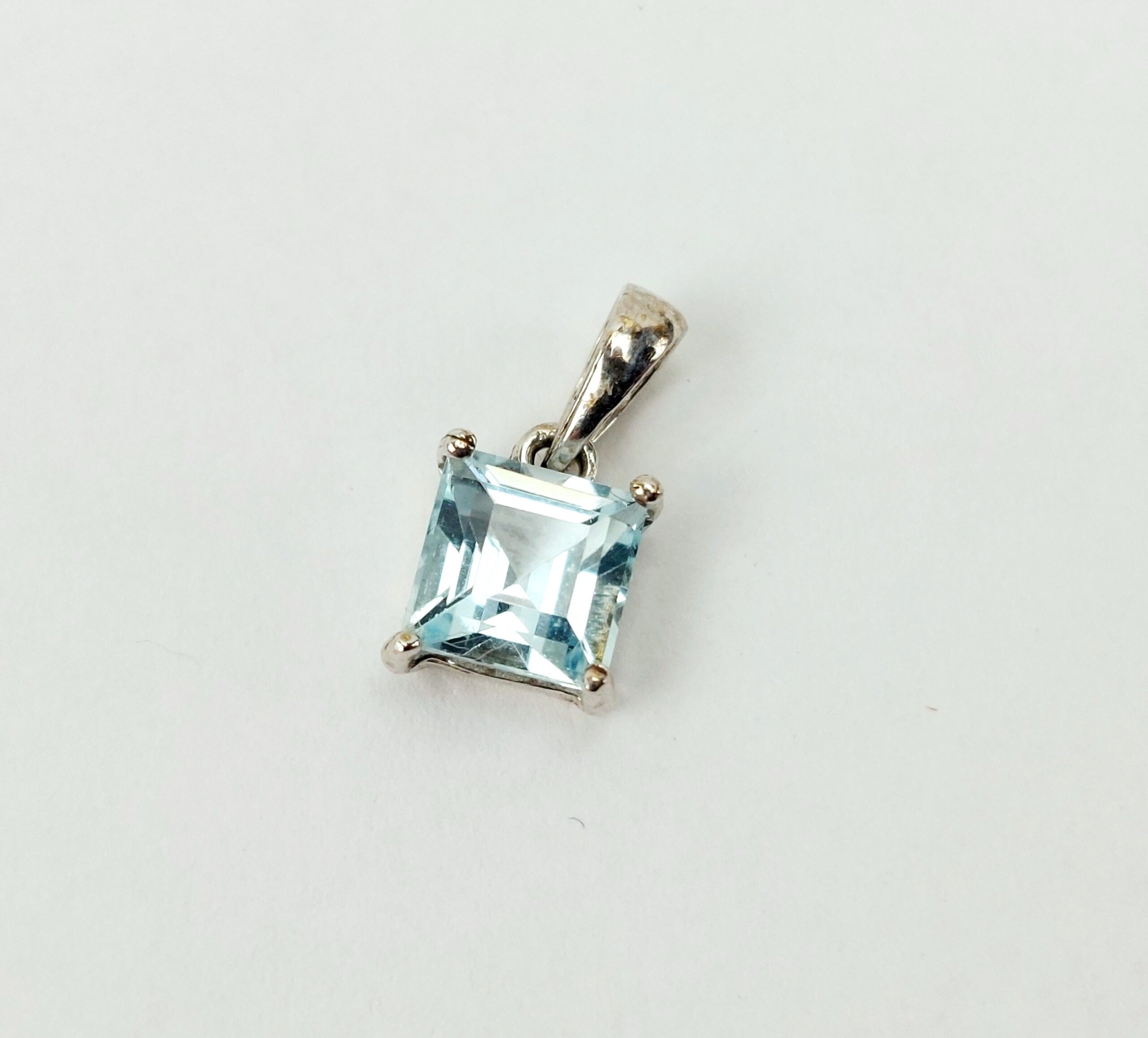 10ct White Gold Blue Topaz Pendant