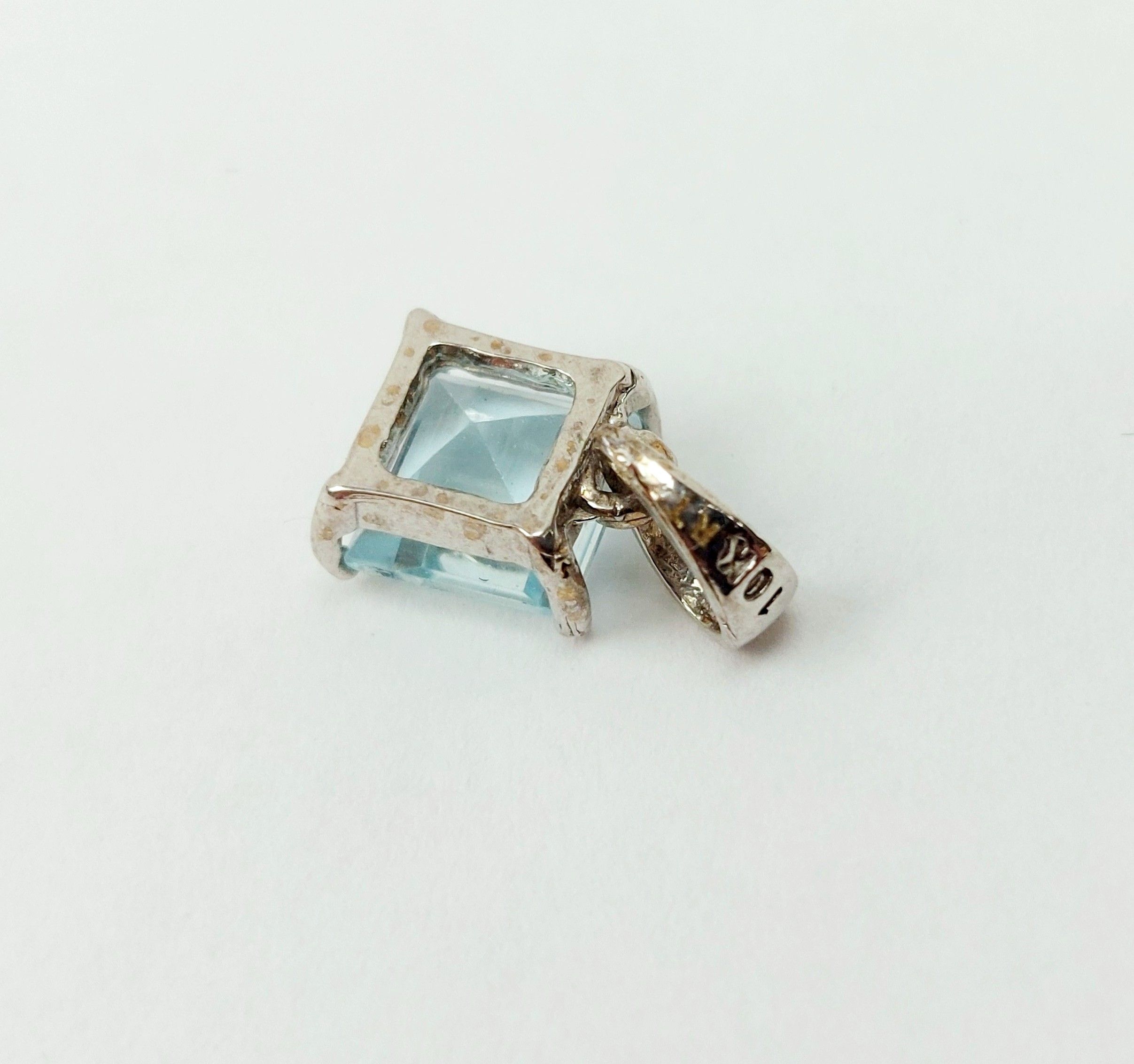 10ct White Gold Blue Topaz Pendant - Image 3