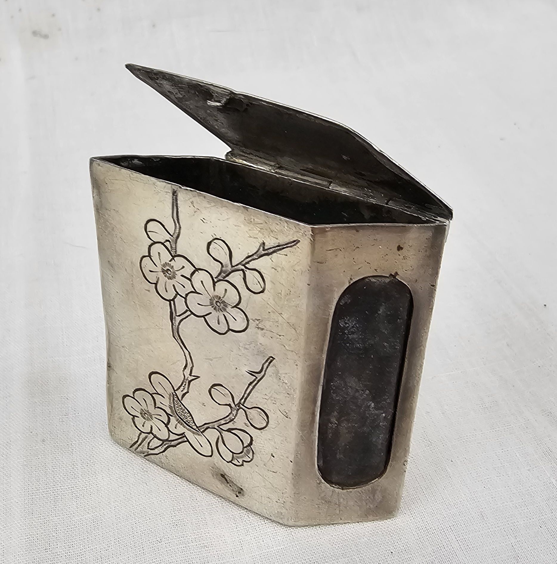 Large Unhallmarked Silver Vesta Case With Engraved Flowers - Image 7