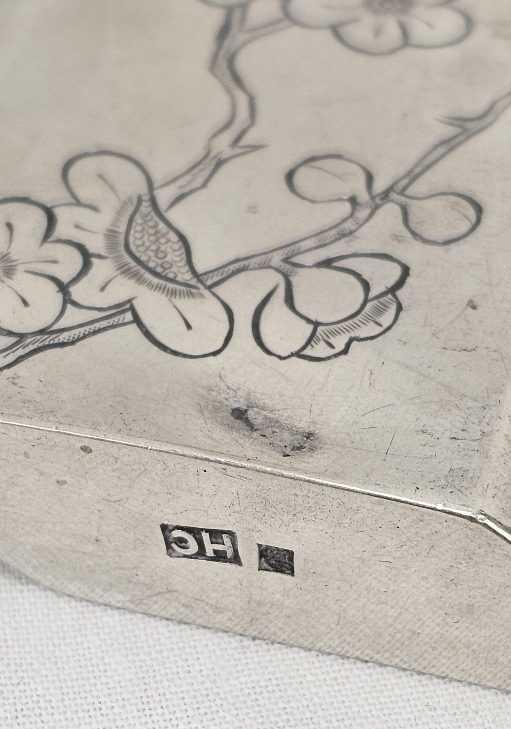 Large Unhallmarked Silver Vesta Case With Engraved Flowers - Image 2