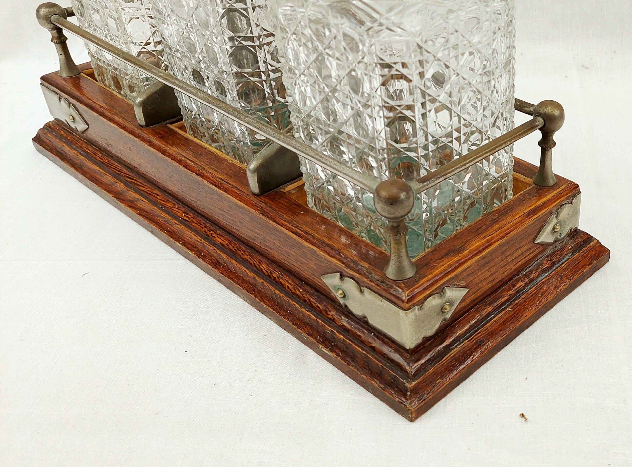 Edwardian Lockable Oak Tantalus With Three Cut Glass Decanters - Image 5